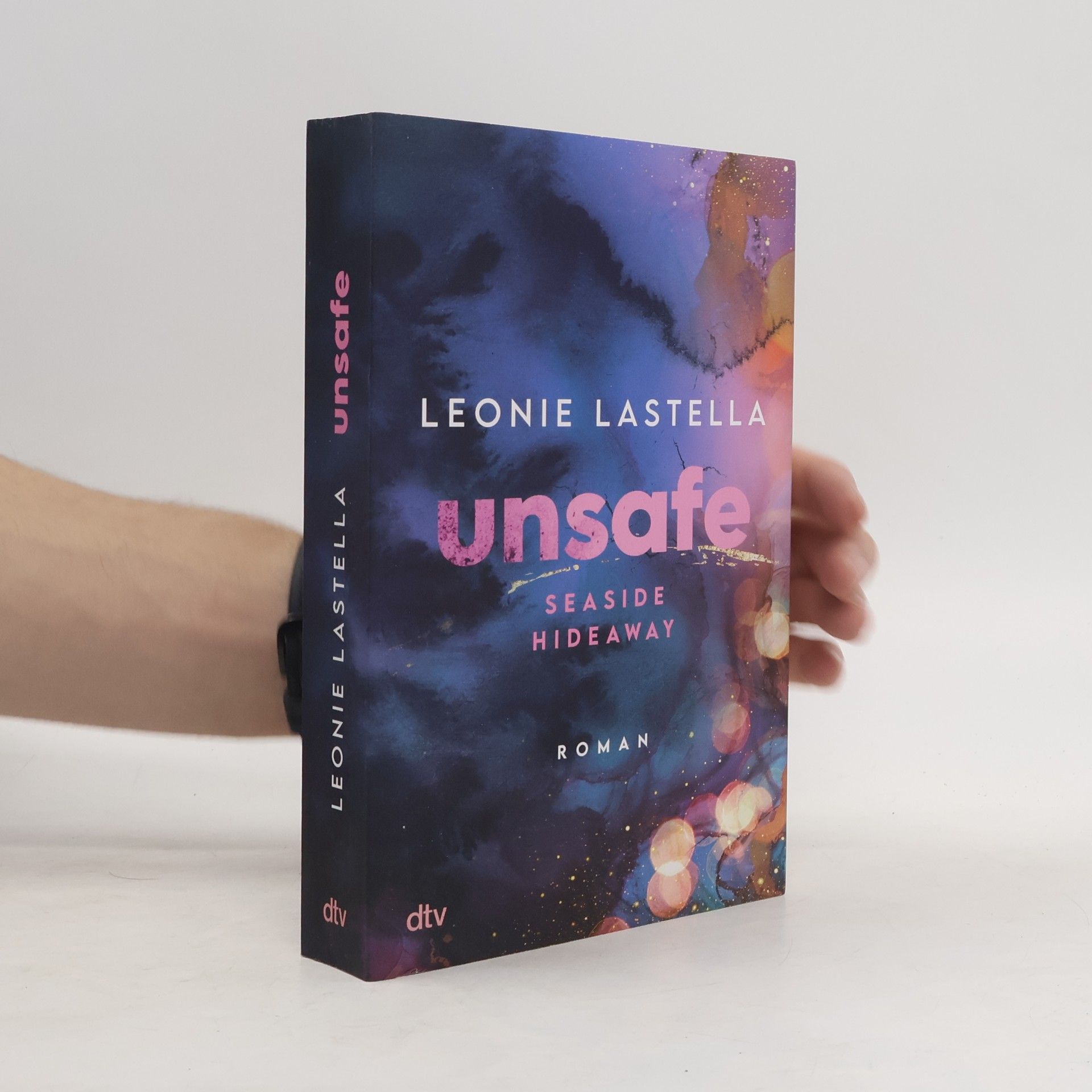 Leonie Lastella Seaside Hideaway – Unsafe