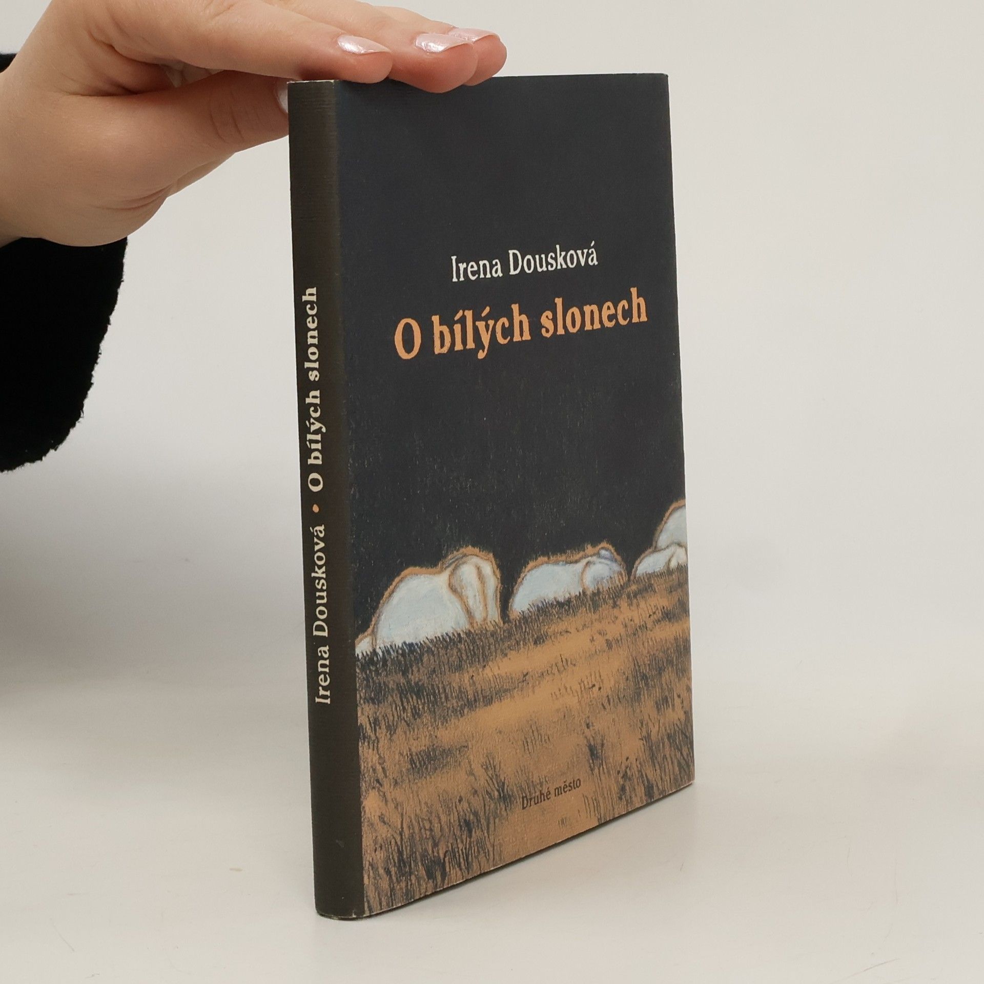 Irena Dousková O bílých slonech