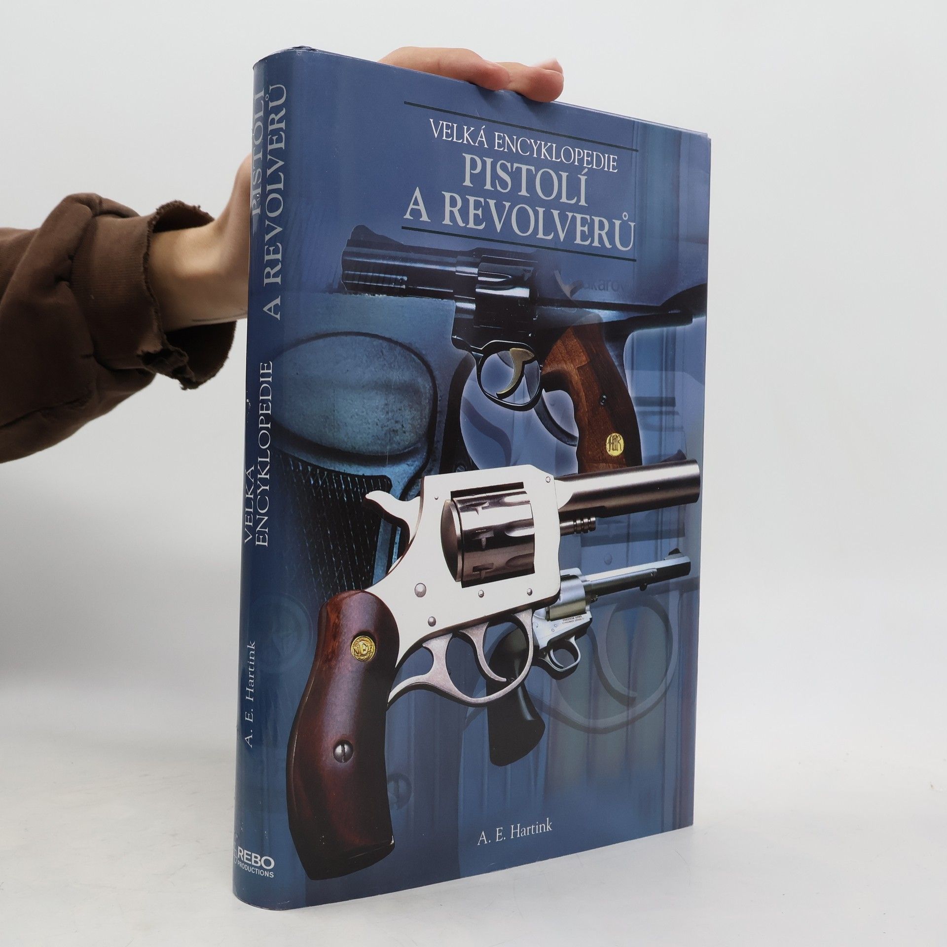 A. E. Hartink Velká encyklopedie pistolí a revolverů