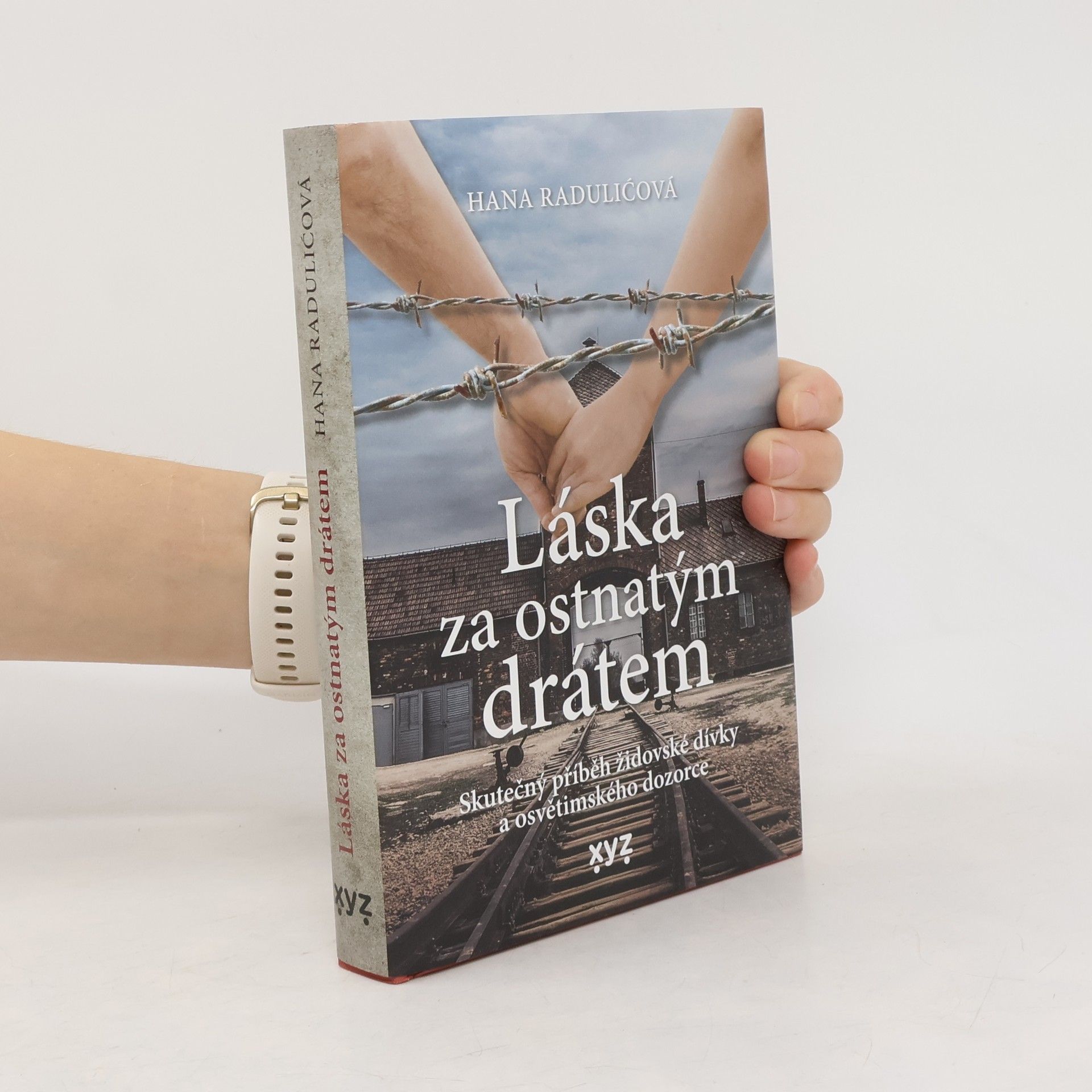 Hana Radulić Láska za ostnatým drátem : skutečný příběh židovské dívky a osvětimského dozorce