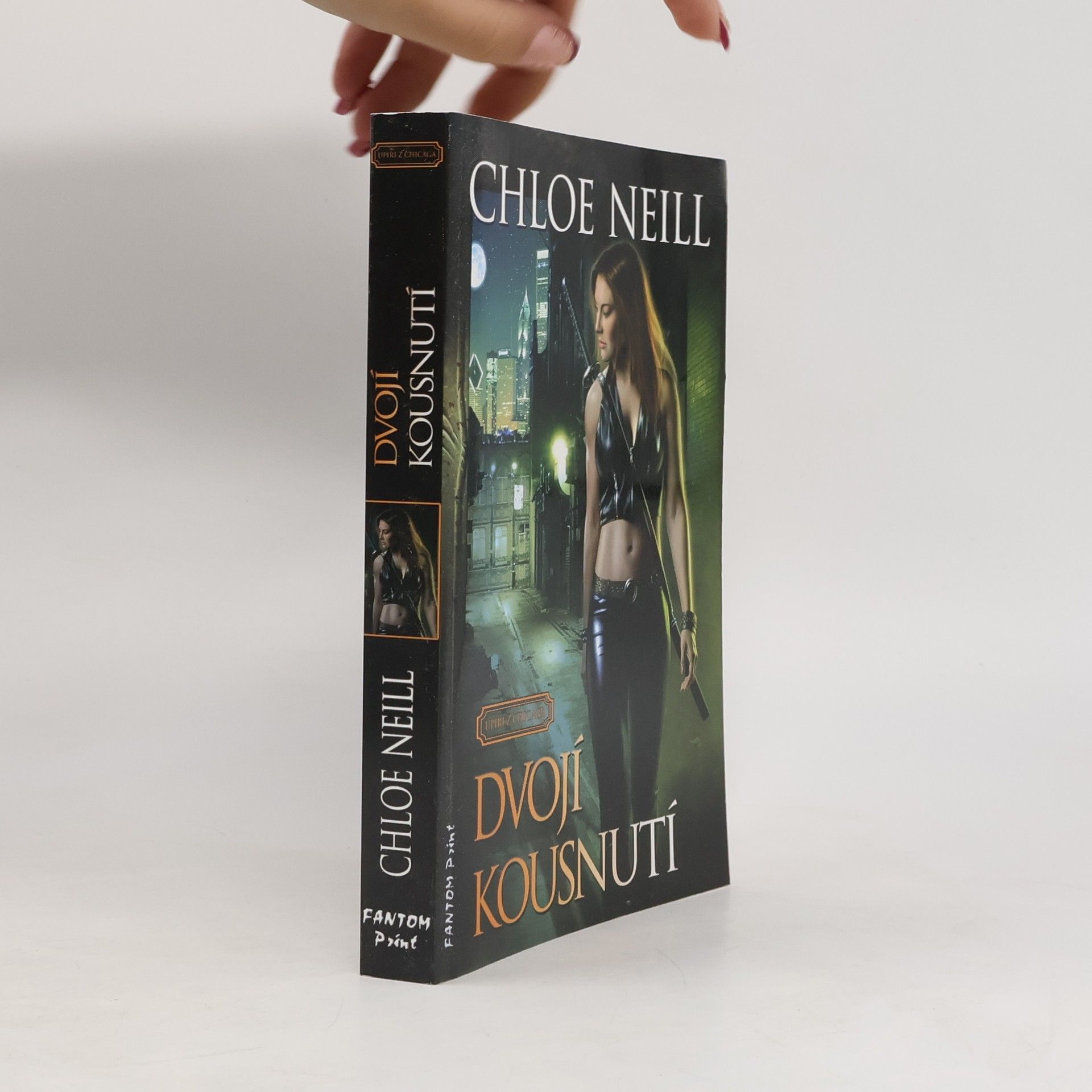 Chloe Neill Dvojí kousnutí. Upíři z Chicaga 3