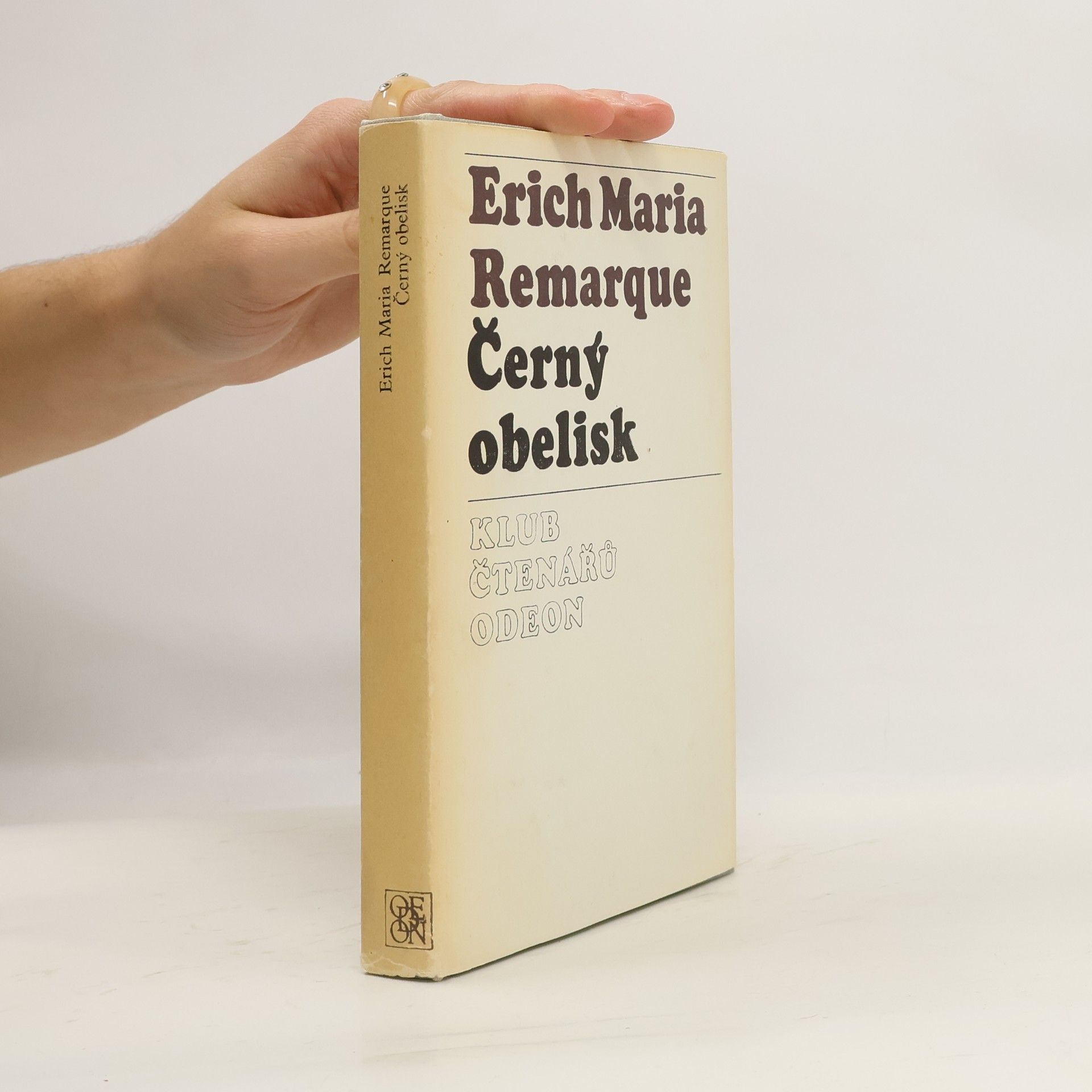 Erich Maria Remarque Černý obelisk