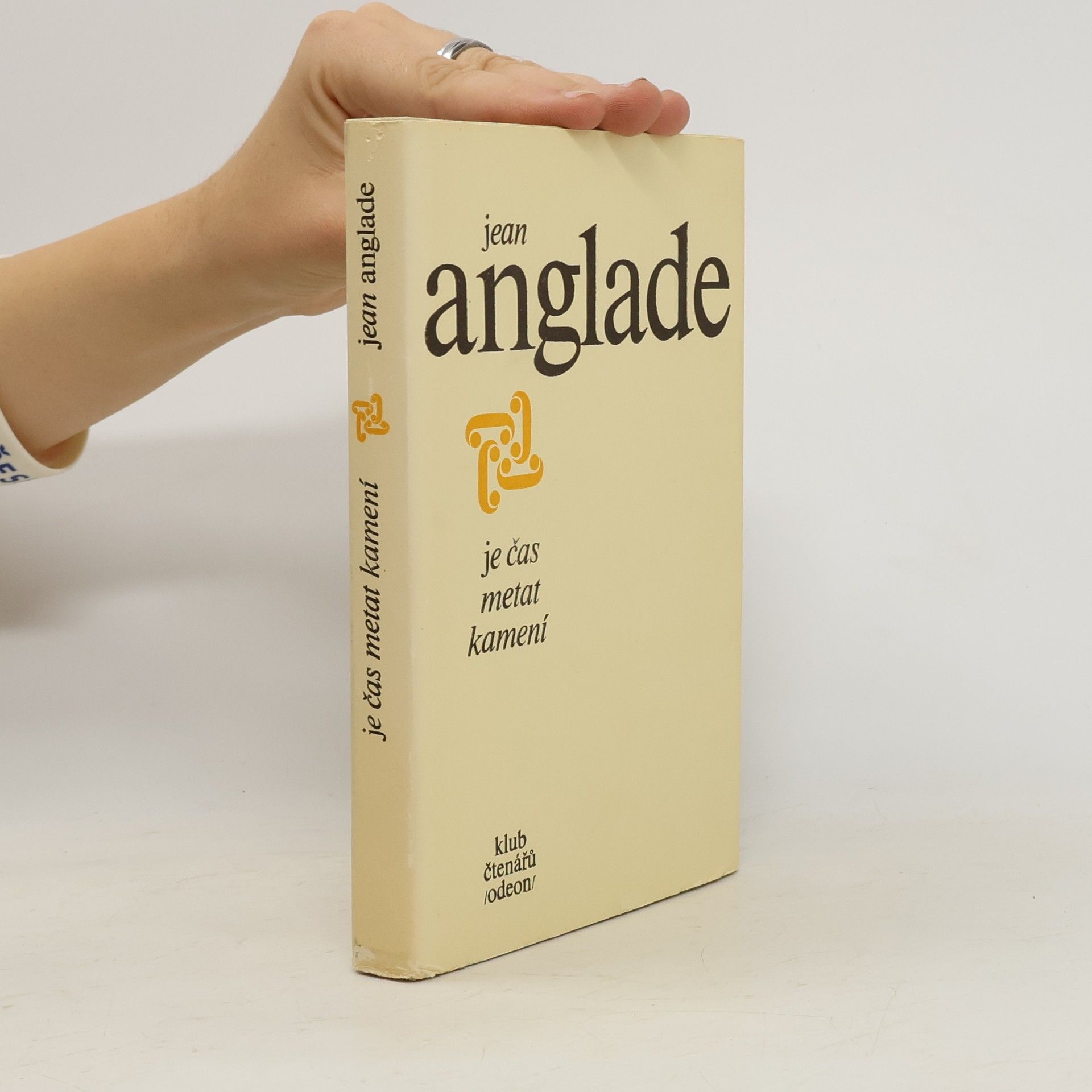 Je čas metat kamení