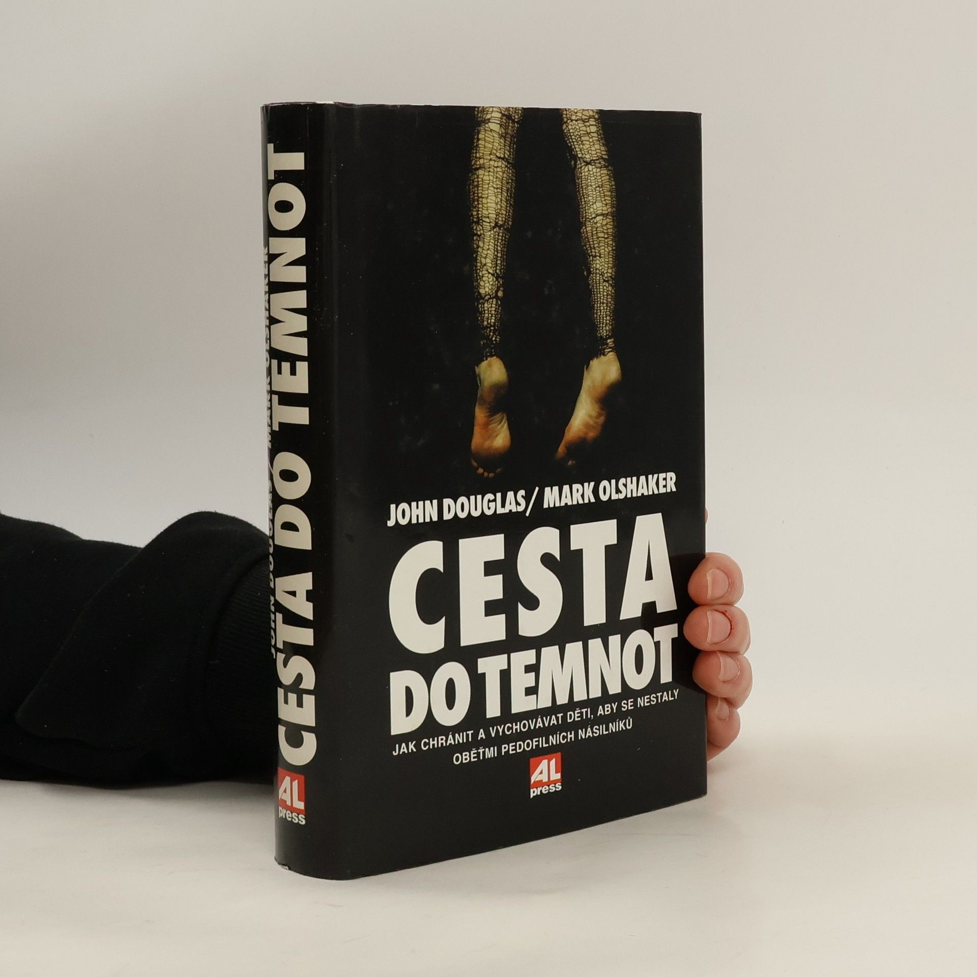 John Douglas Cesta do temnot