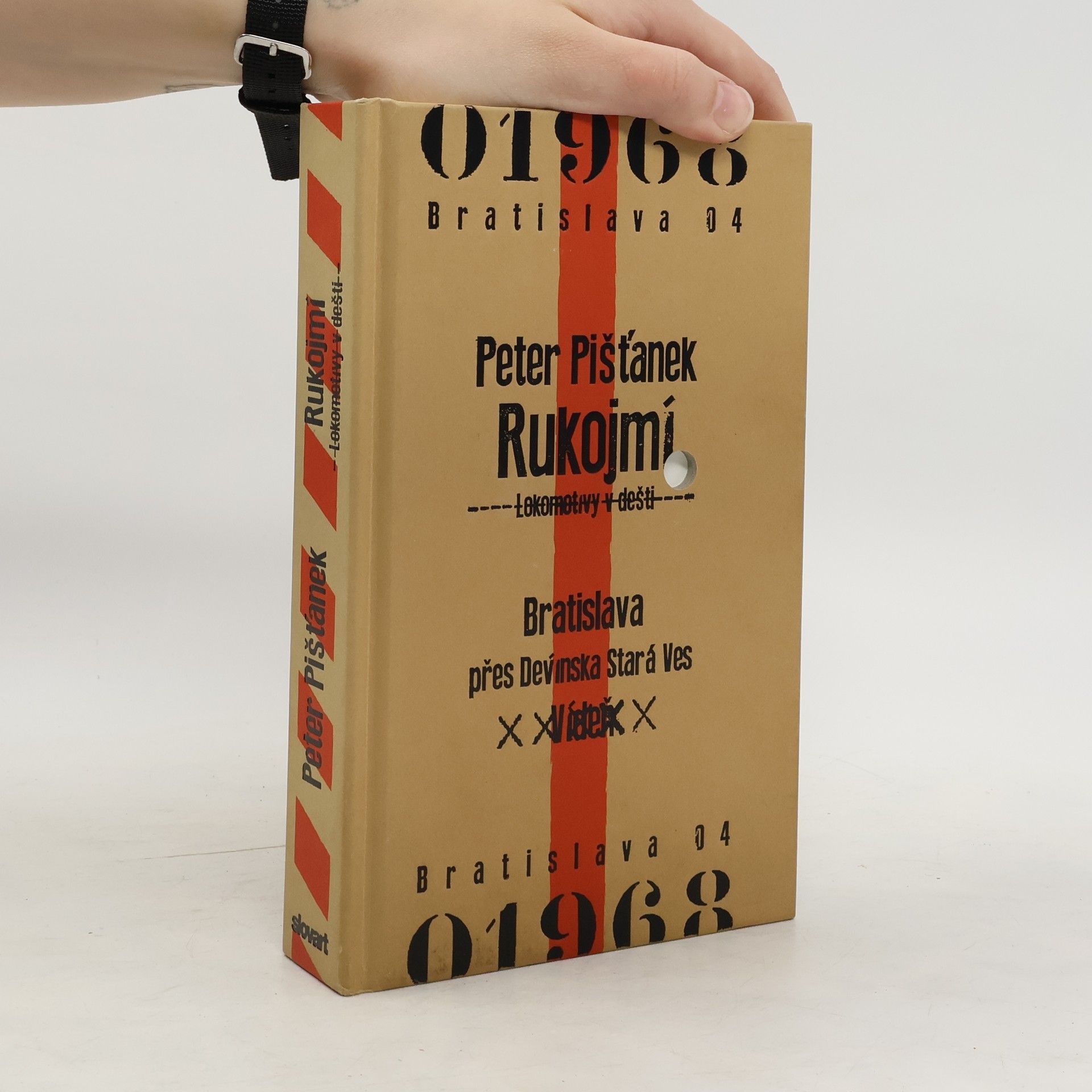 Peter Pišťanek Rukojmí: lokomotivy v dešti