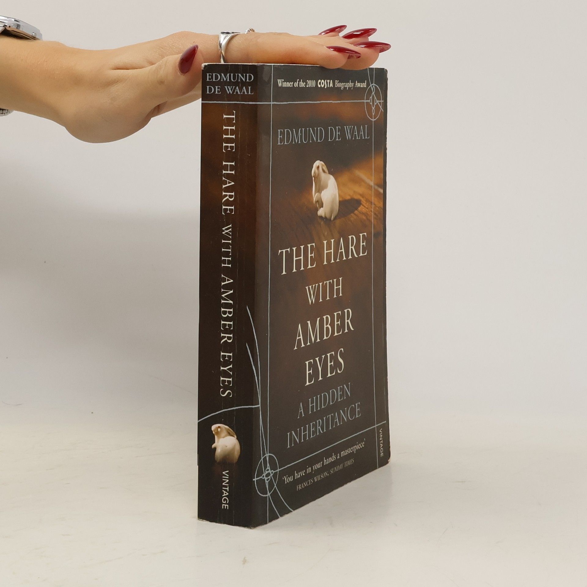 Edmund De Waal The hare with amber eyes. A hidden inheritance