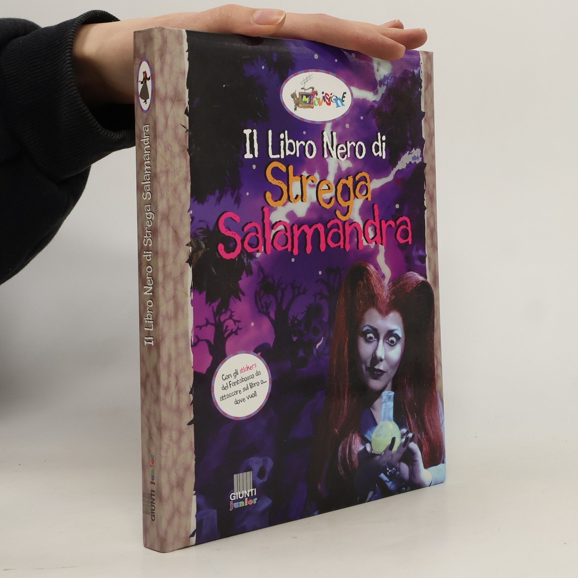 AA.VV. Il libro nero di Strega Salamandra. Con sticker
