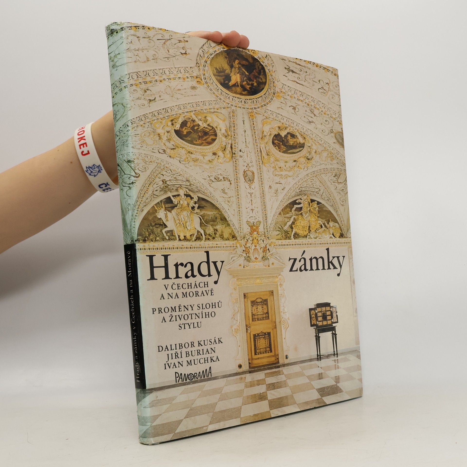 Dalibor Kusák Hrady a zámky v Čechách a na Moravě. Proměny slohů a životního stylu