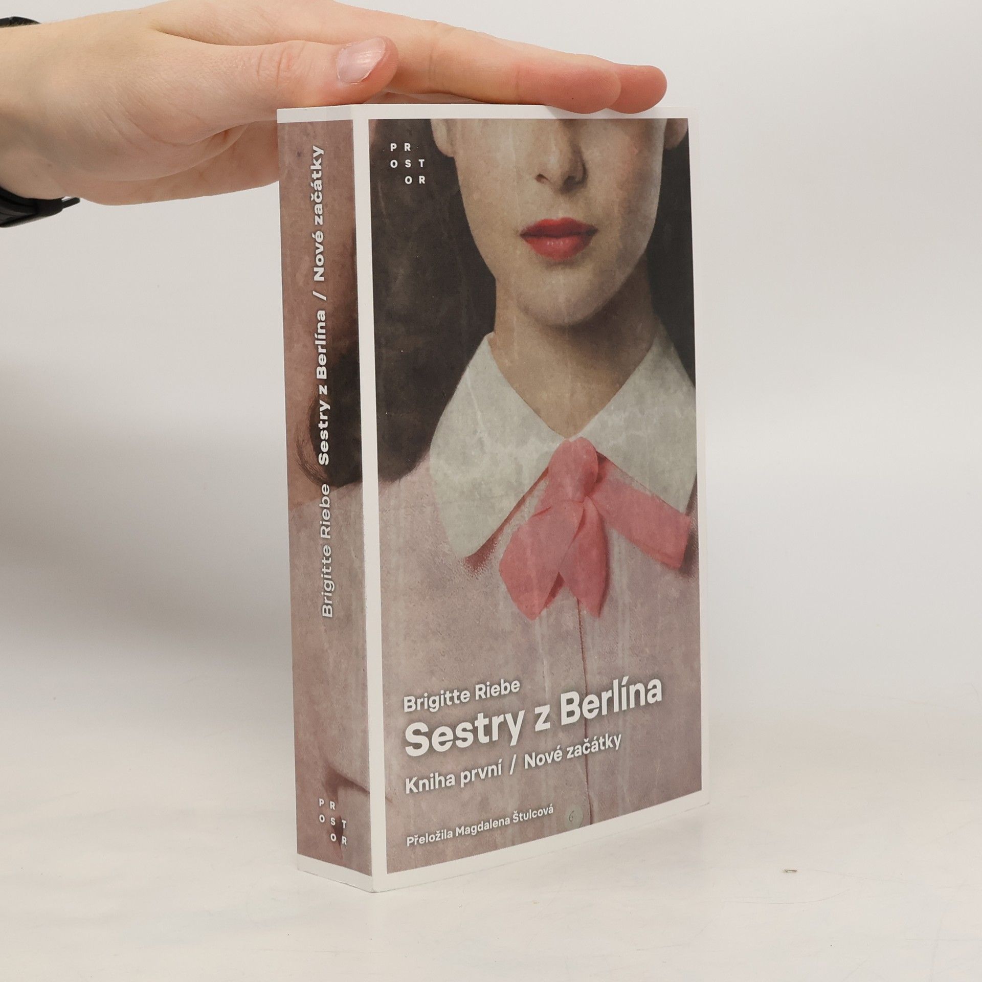 Sestry z Berlína. Kniha první, Nové začátky