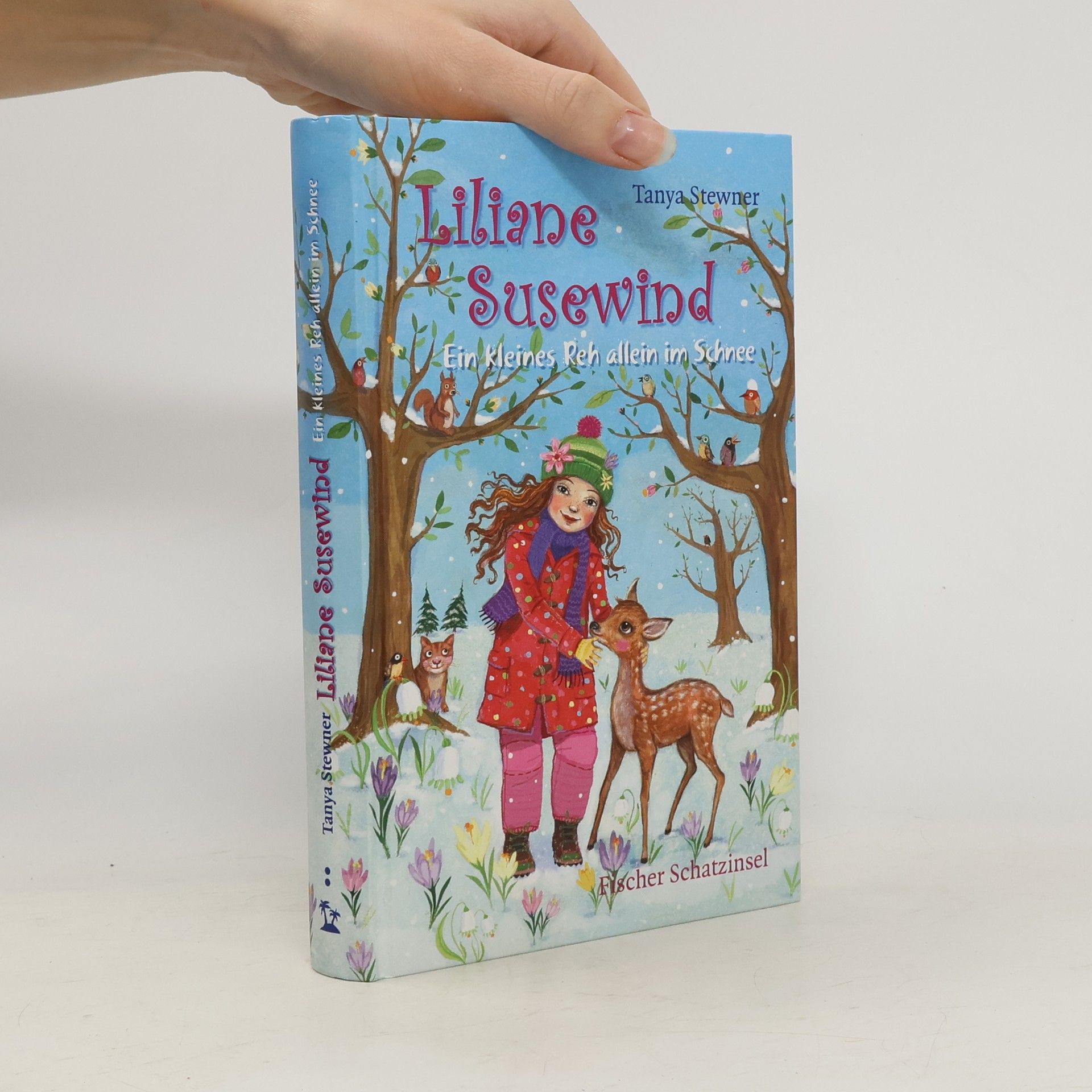 Ein kleines Reh allein im Schnee