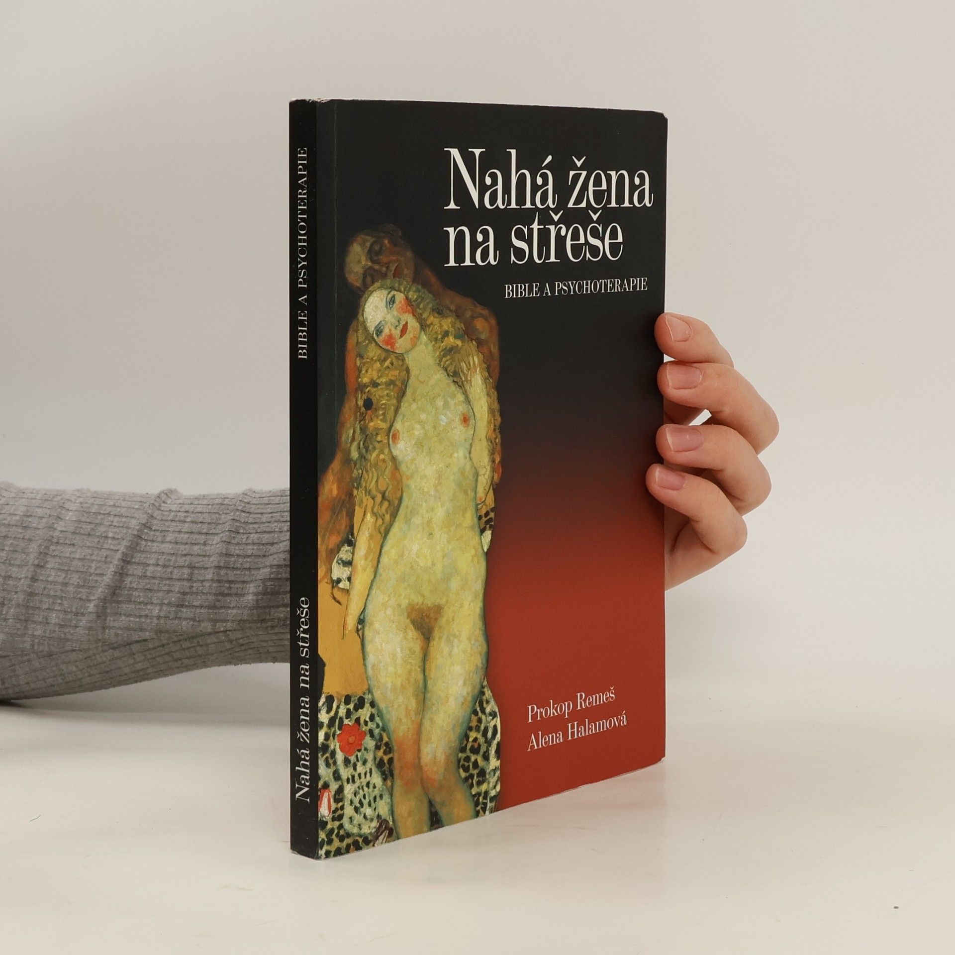 Nahá žena na střeše