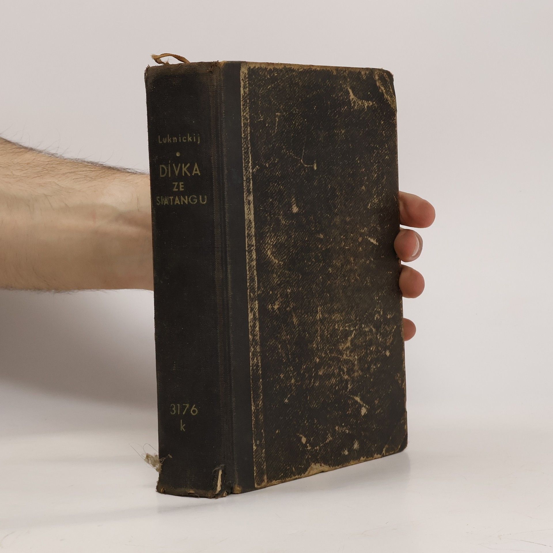 Pavel Luknickij Dívka ze Siatangu