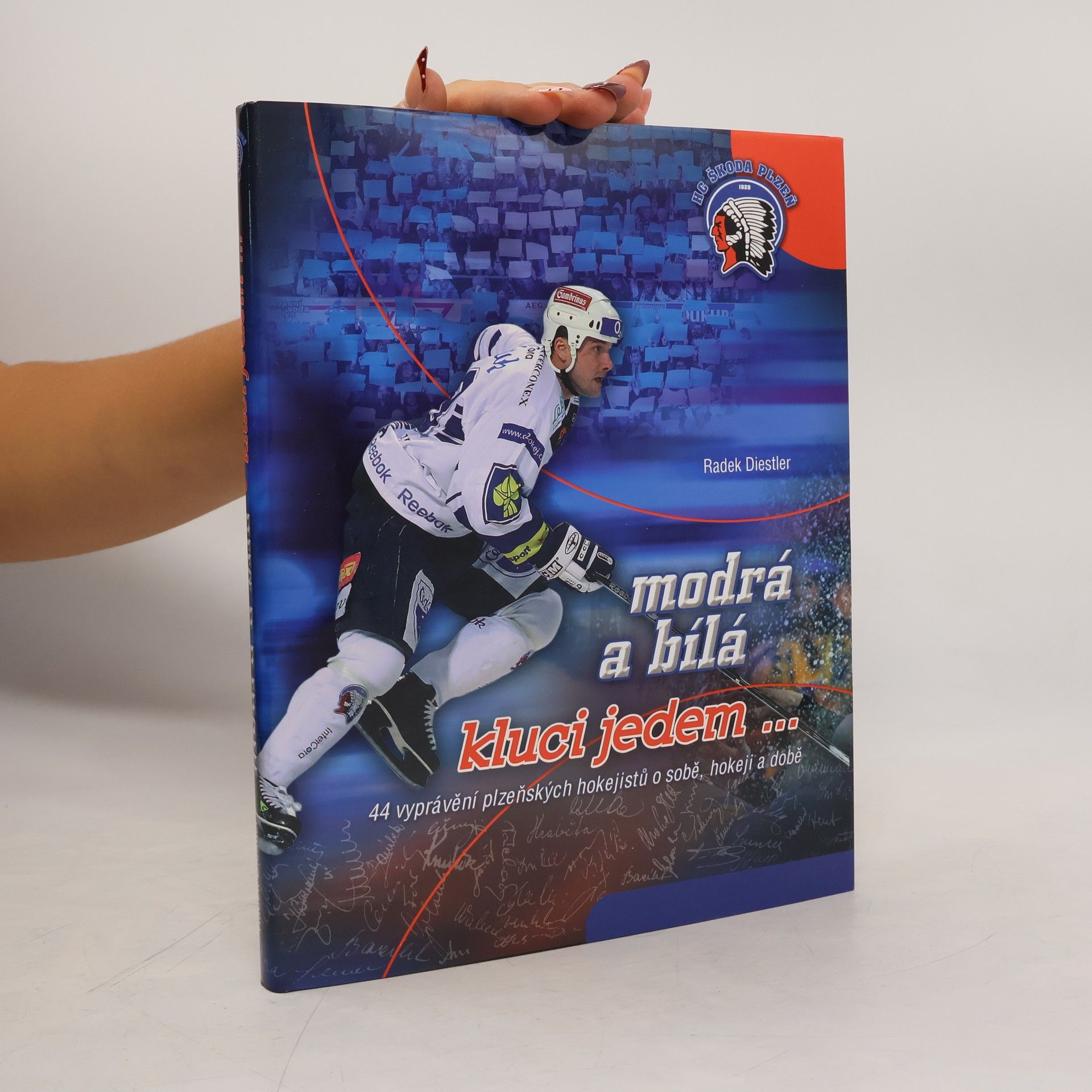Radek Diestler Modrá a bílá, kluci jedem - 44 vyprávění plzeňských hokejistů o sobě, hokeji a době
