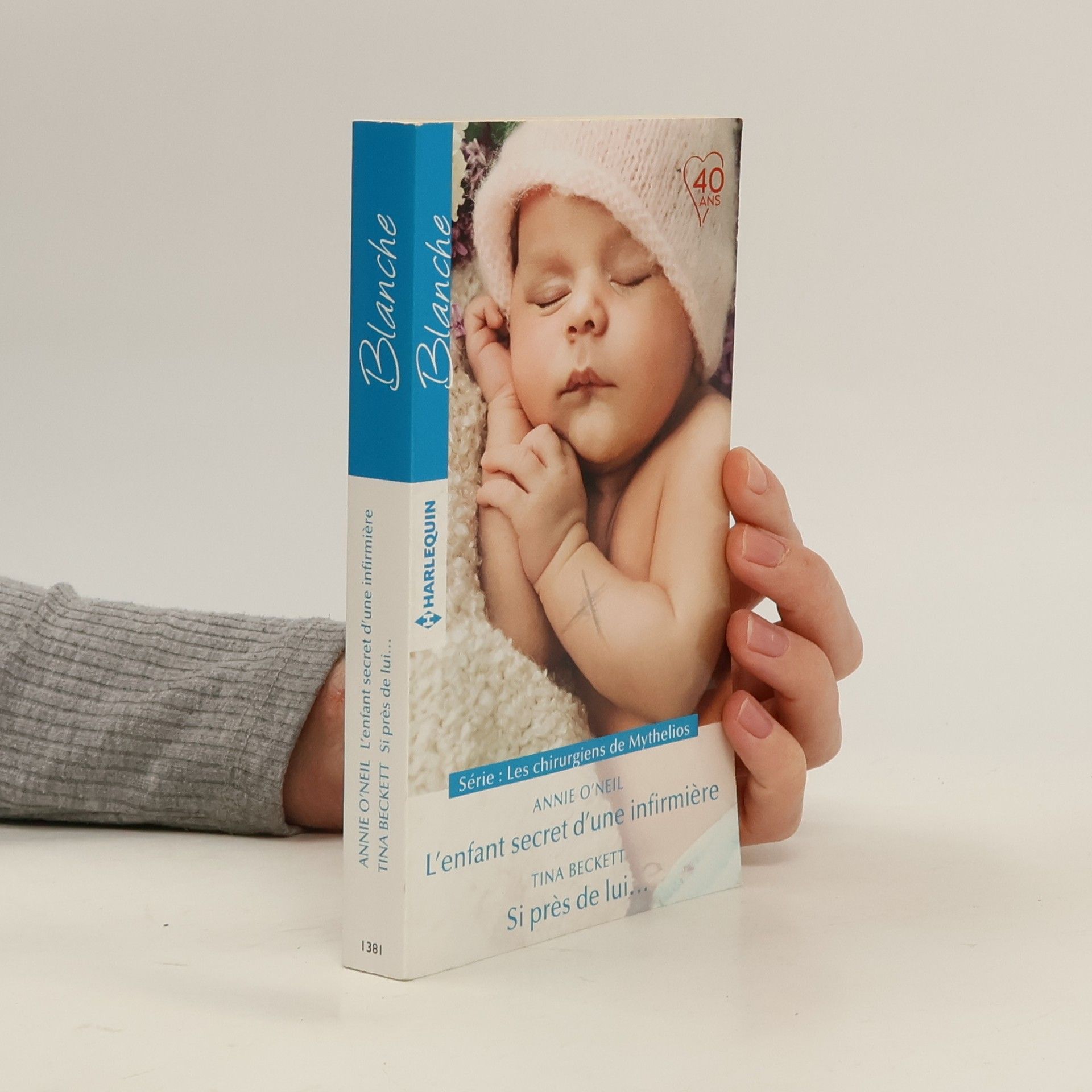 Les chirurgiens de Mythelios: L'enfant secret d'une infirmière - Si près de lui...