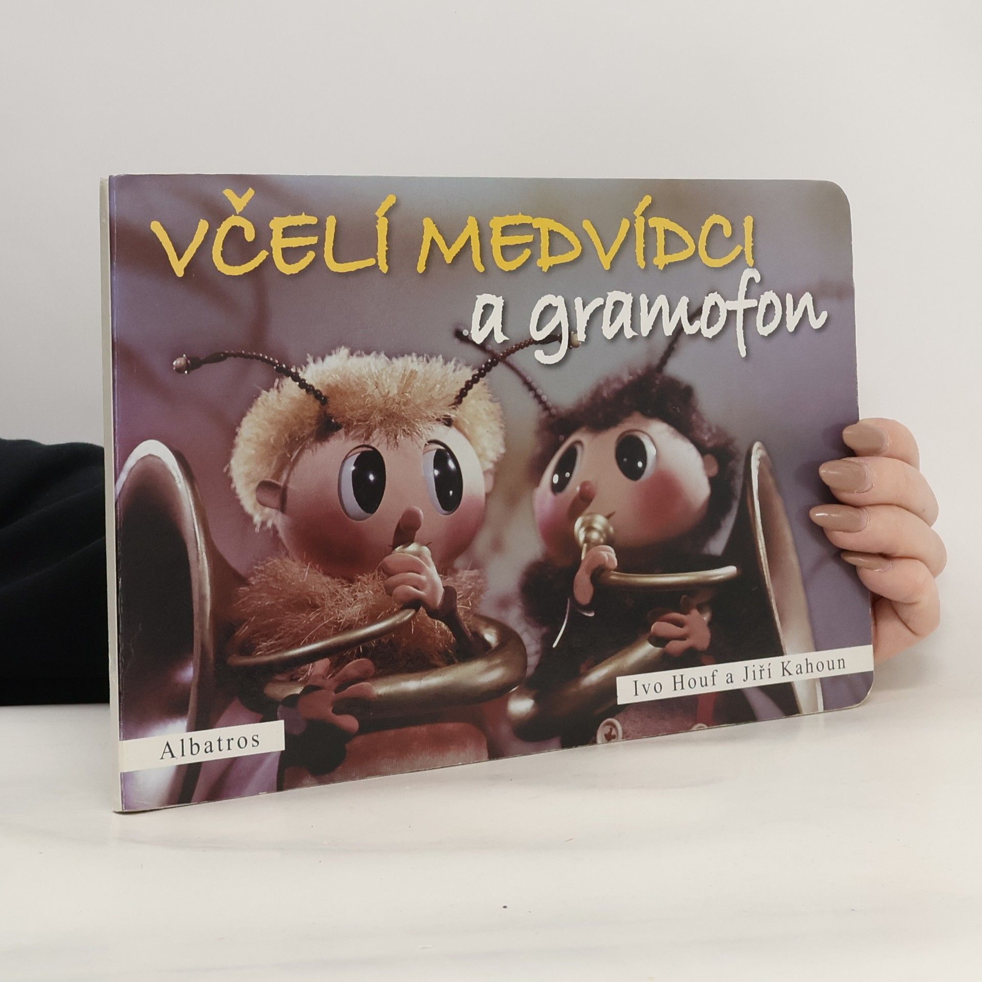 Včelí medvídci a gramofon