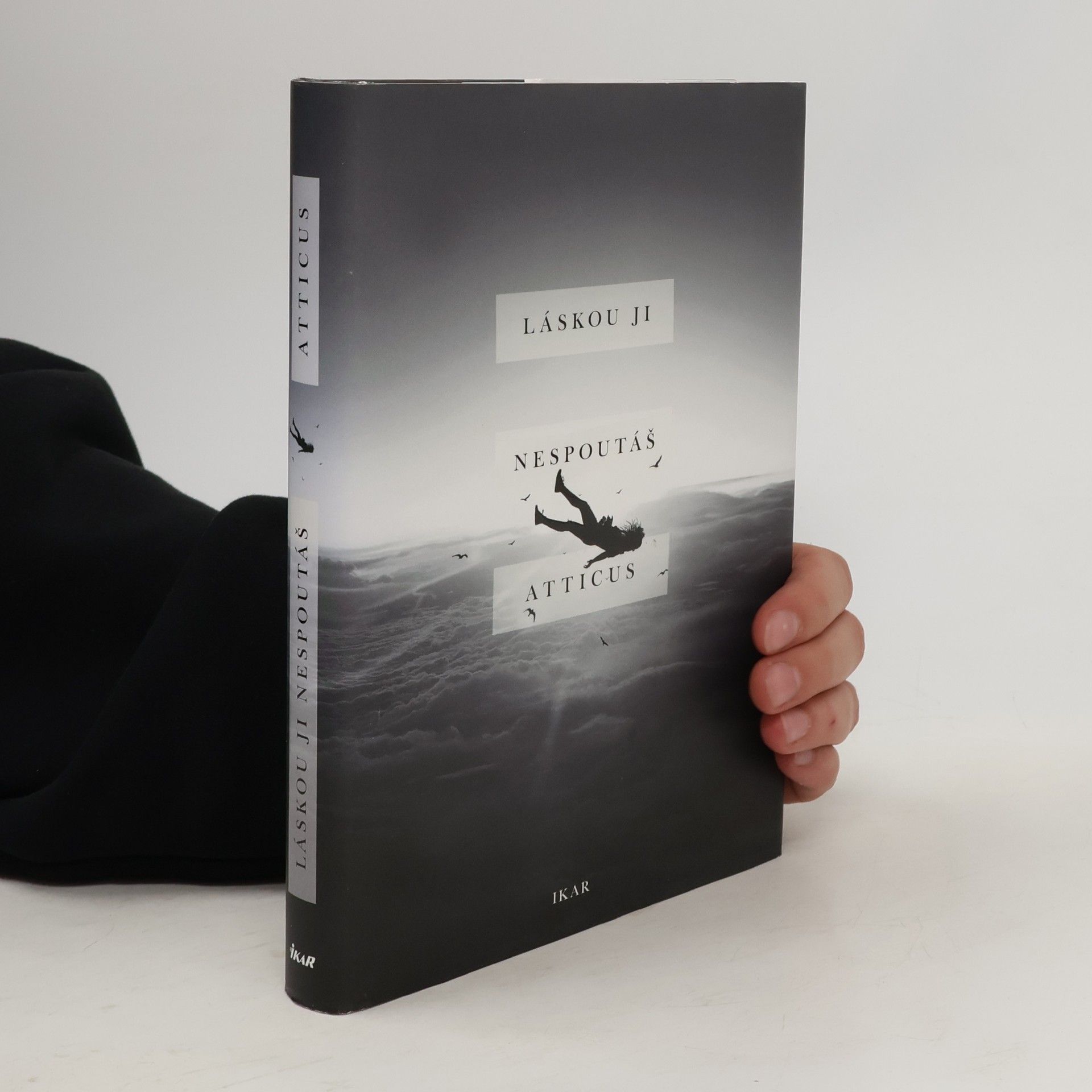 Atticus Láskou ji nespoutáš