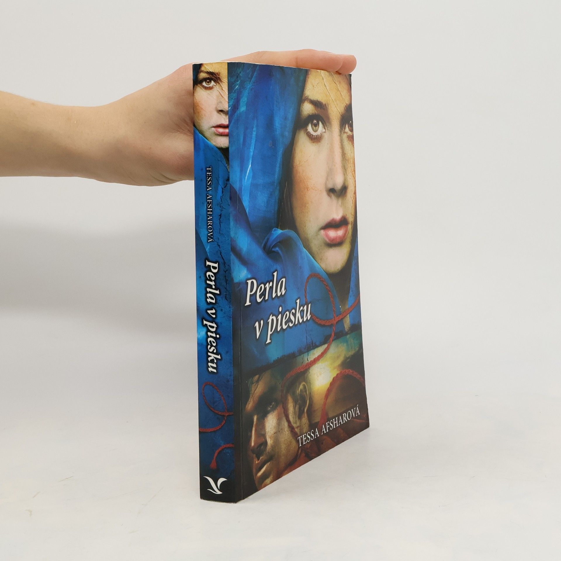 Tessa Afshar Perla v piesku