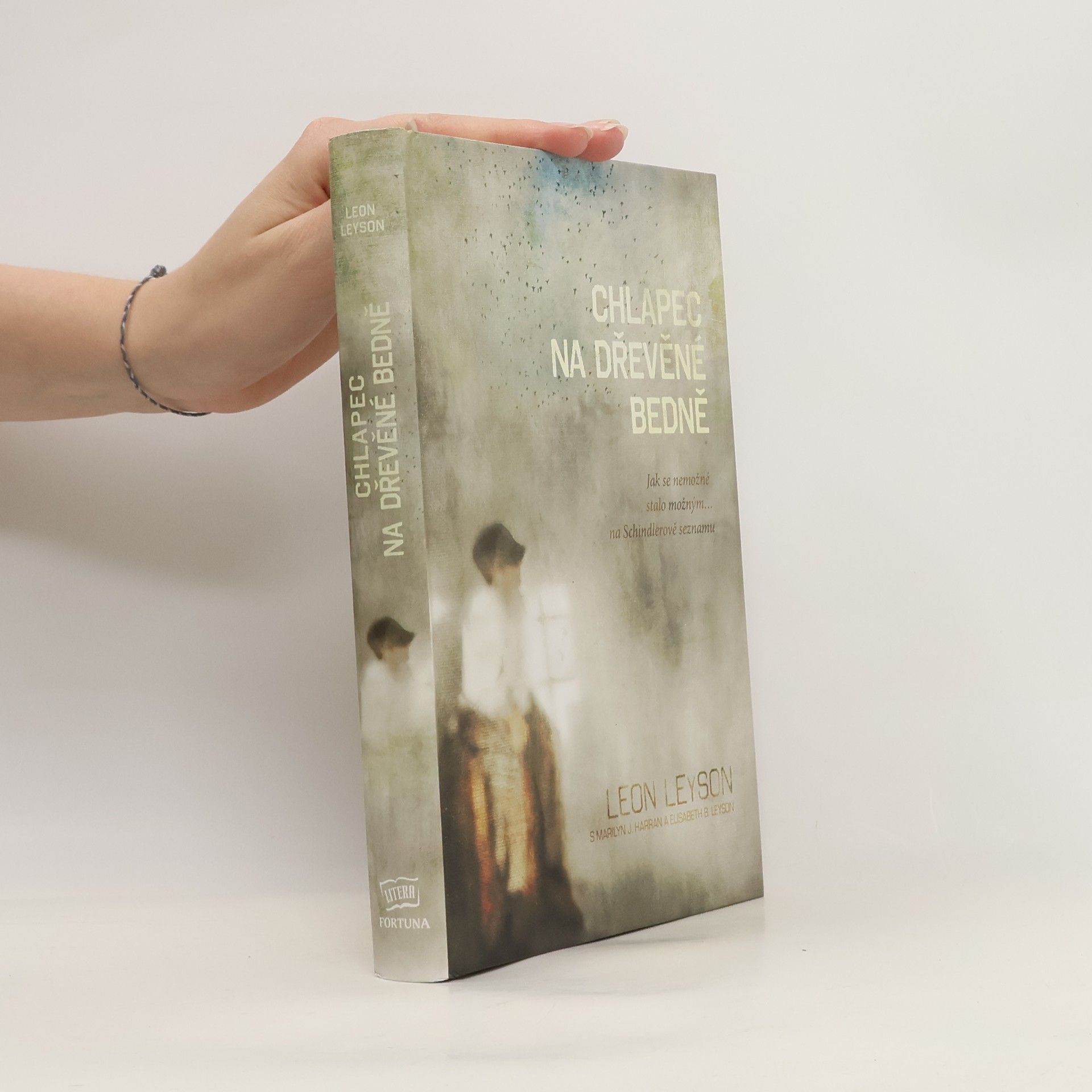 Leon Leyson Chlapec na dřevěné bedně