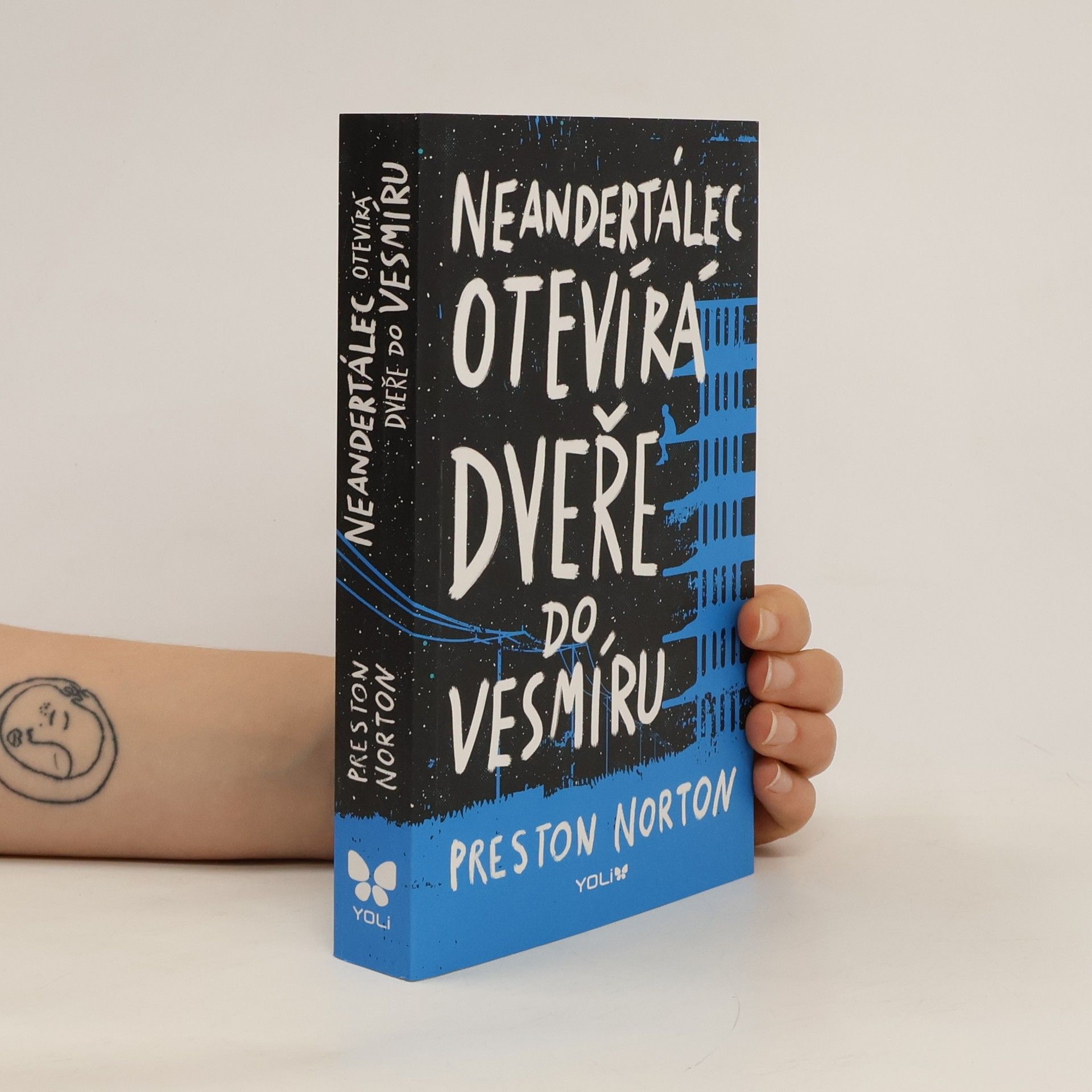 Preston Norton Neandertálec otevírá dveře do vesmíru