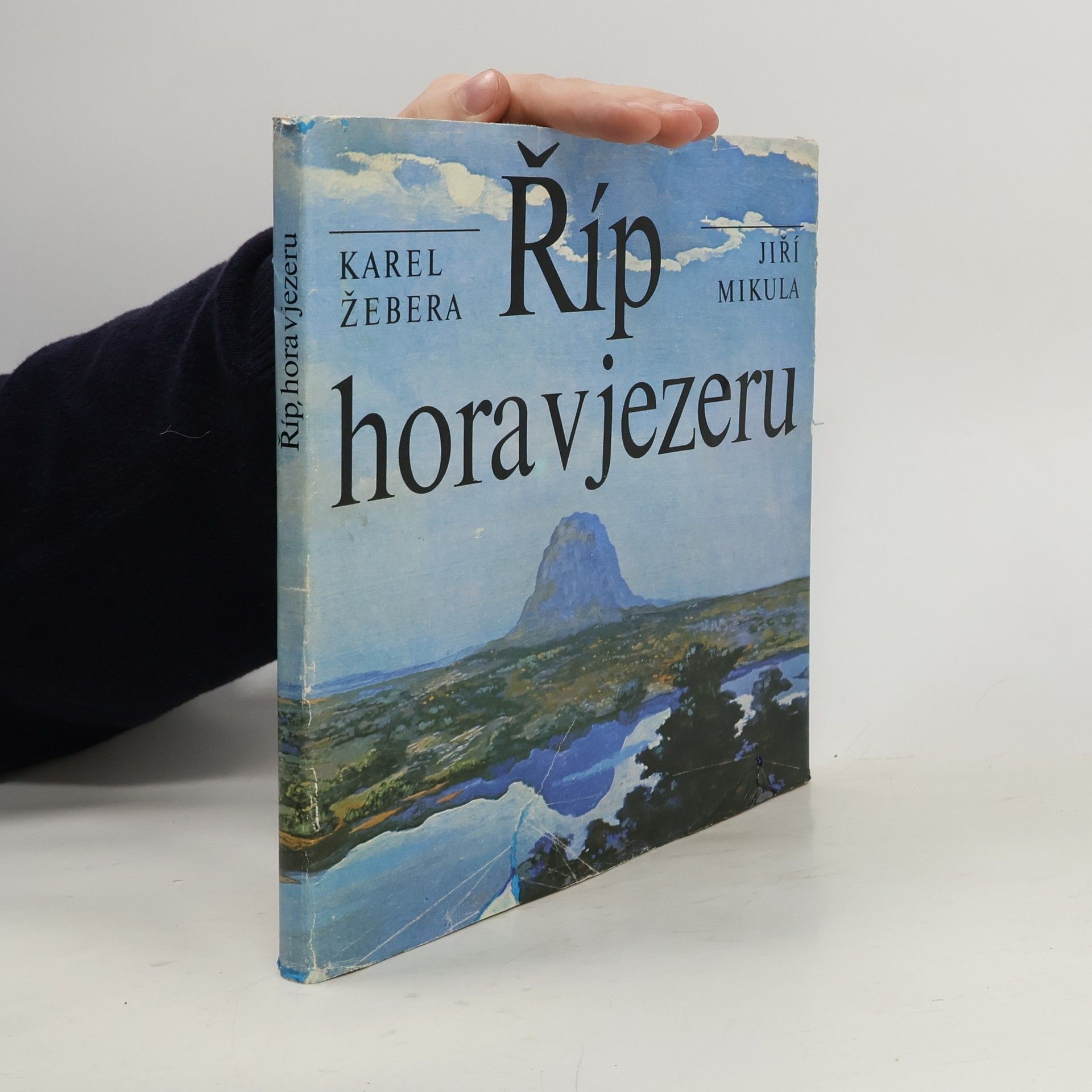 Říp. Hora v jezeru