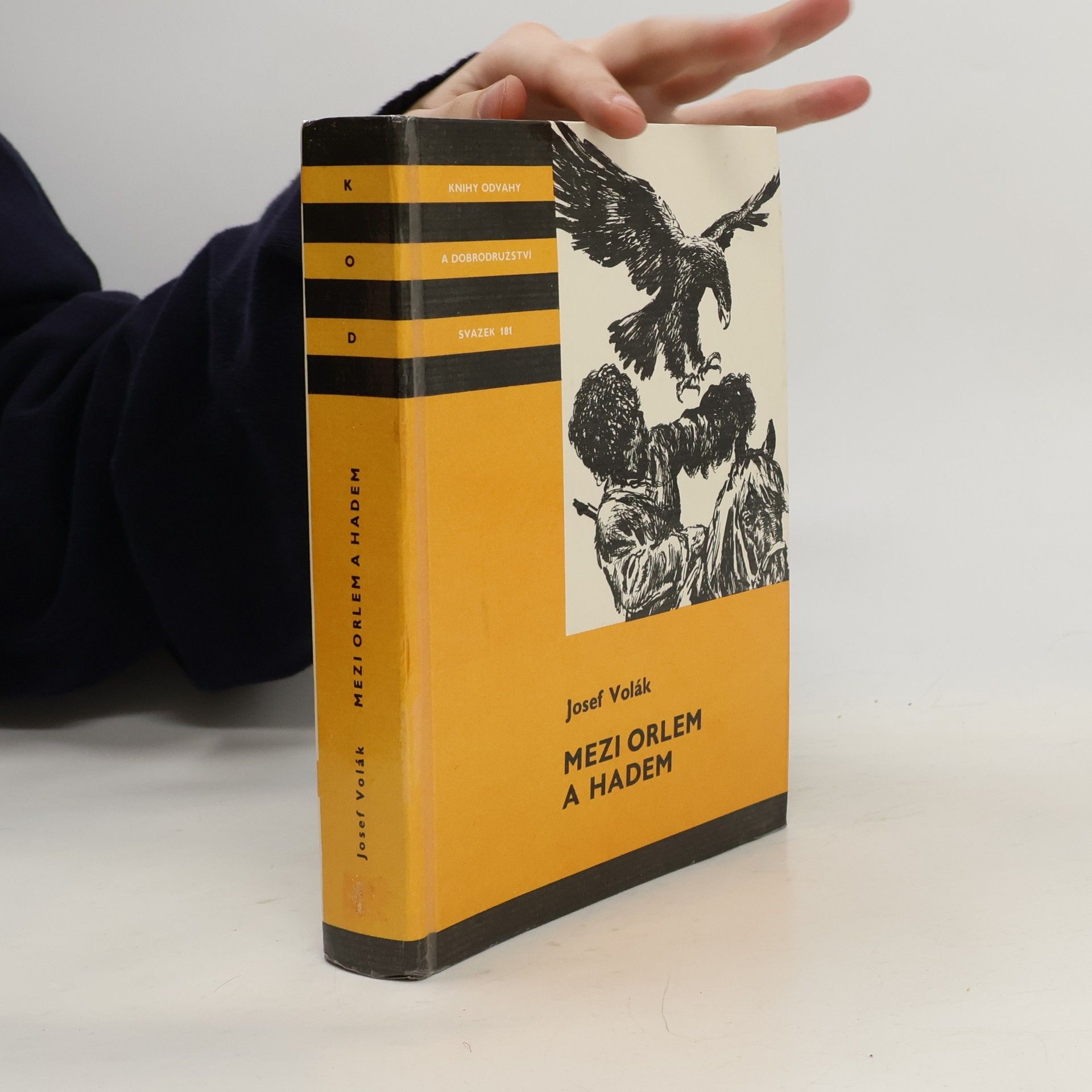 Mezi orlem a hadem