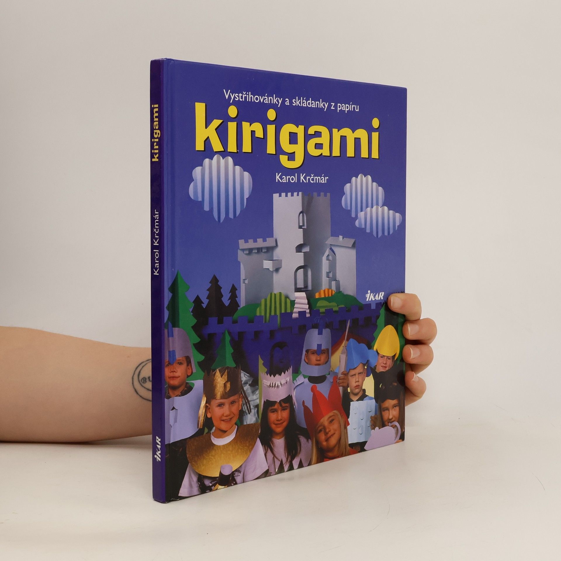 Karol Krčmár Kirigami. Vystřihovánky a skládanky - tvarování papíru stříháním a překládáním s návody, kresbami a fotografiemi
