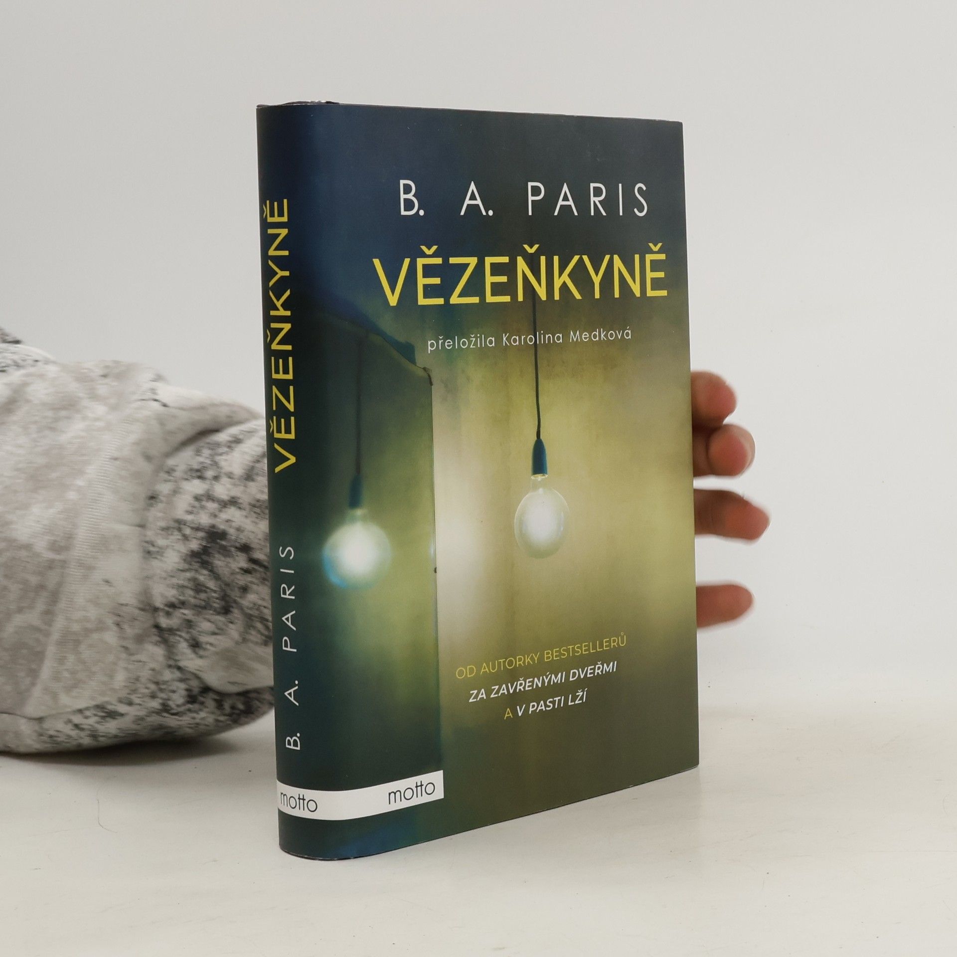 B. A. Paris Vězenkyně