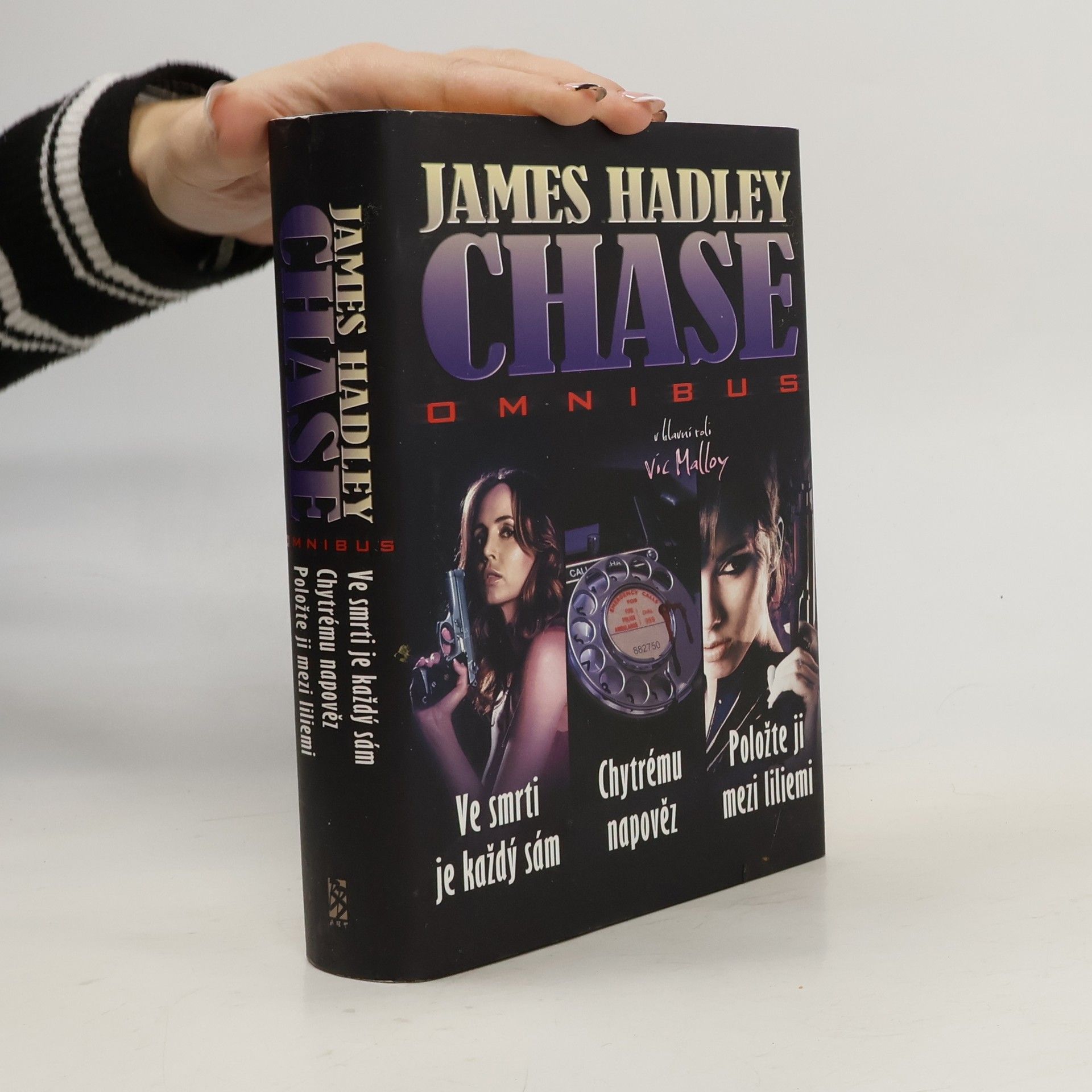 Ve smrti je každý sám. Chytrému napověz. Položte ji mezi liliemi