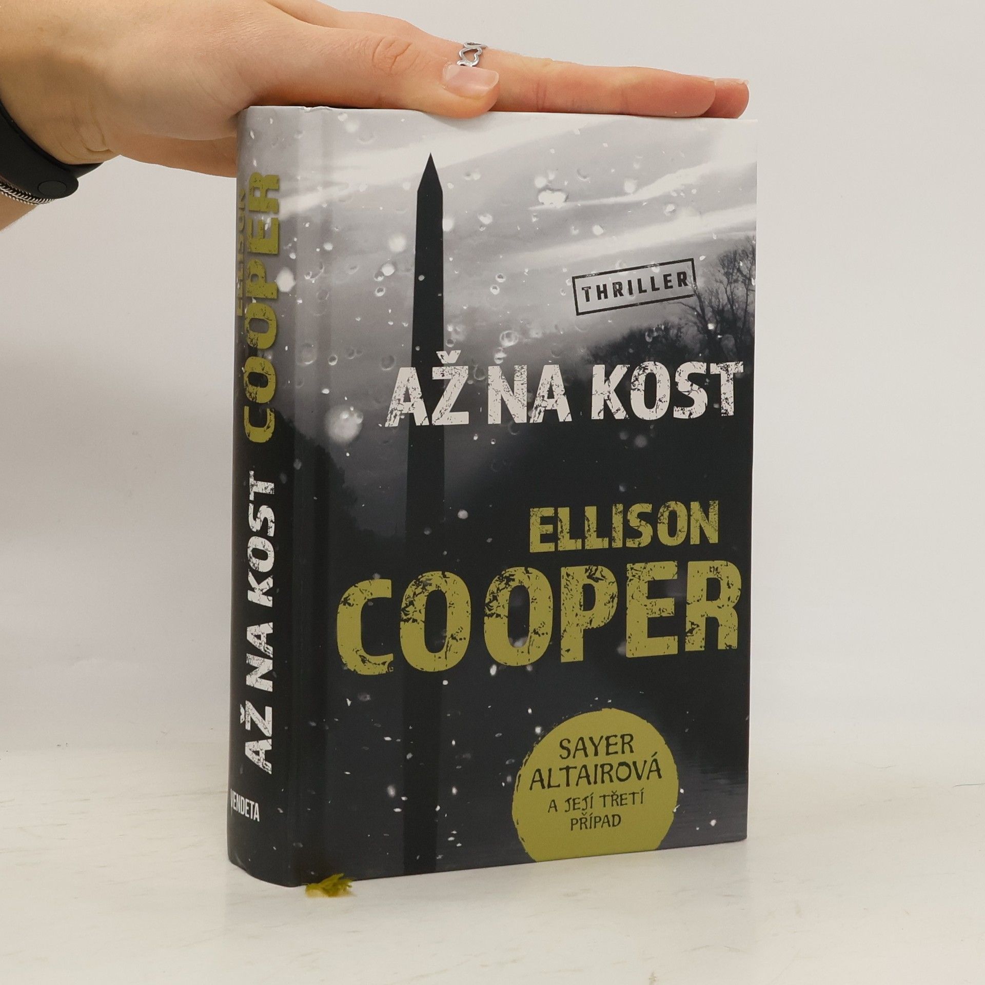 Ellison Cooper Až na kost