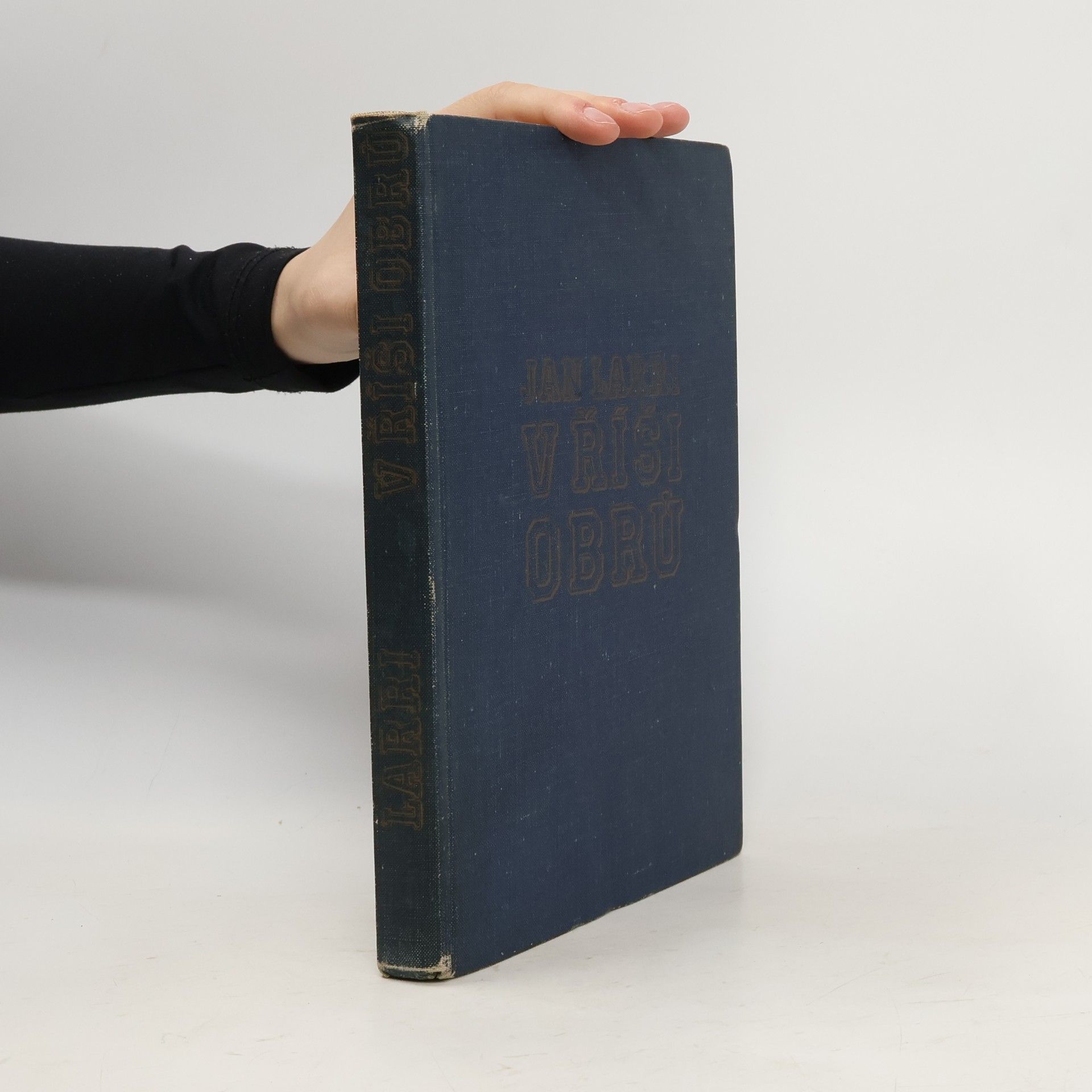 Larri Jan V říši obrů