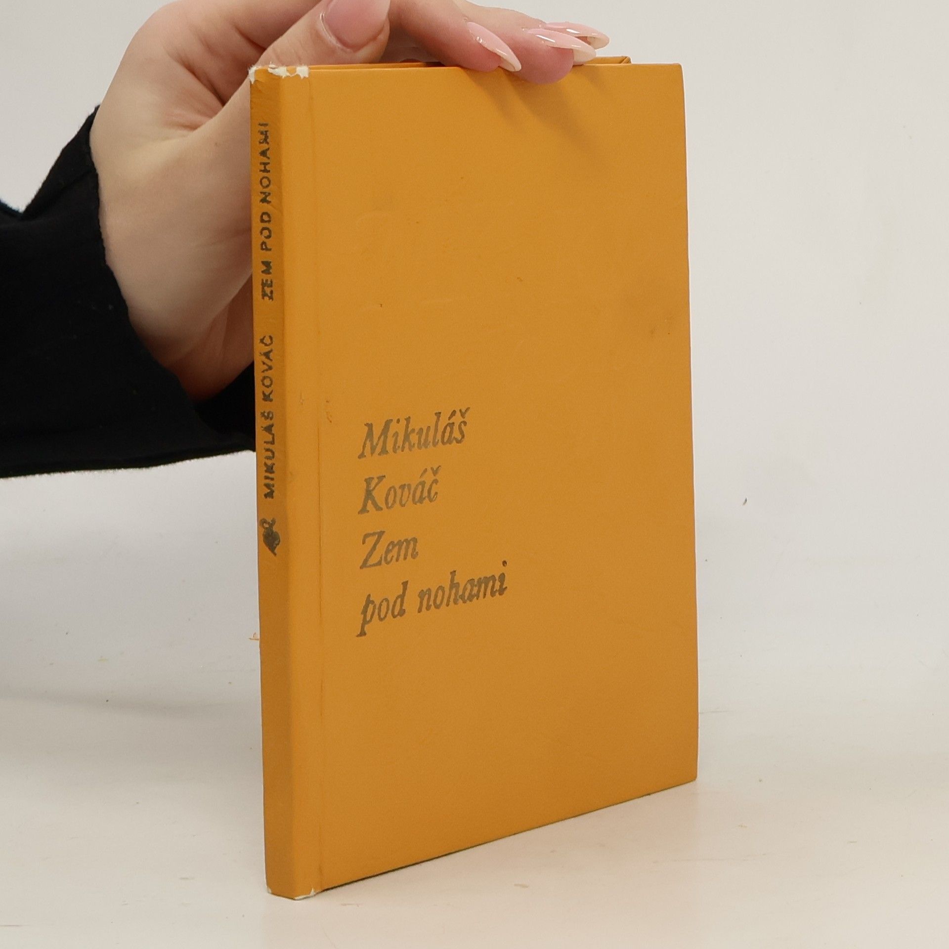 Mikuláš Kováč Zem pod nohami