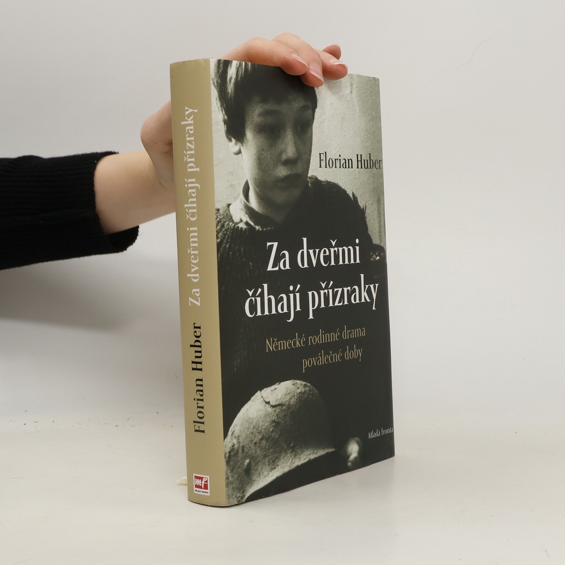 Za dveřmi číhají přízraky: Německé rodinné drama poválečné doby