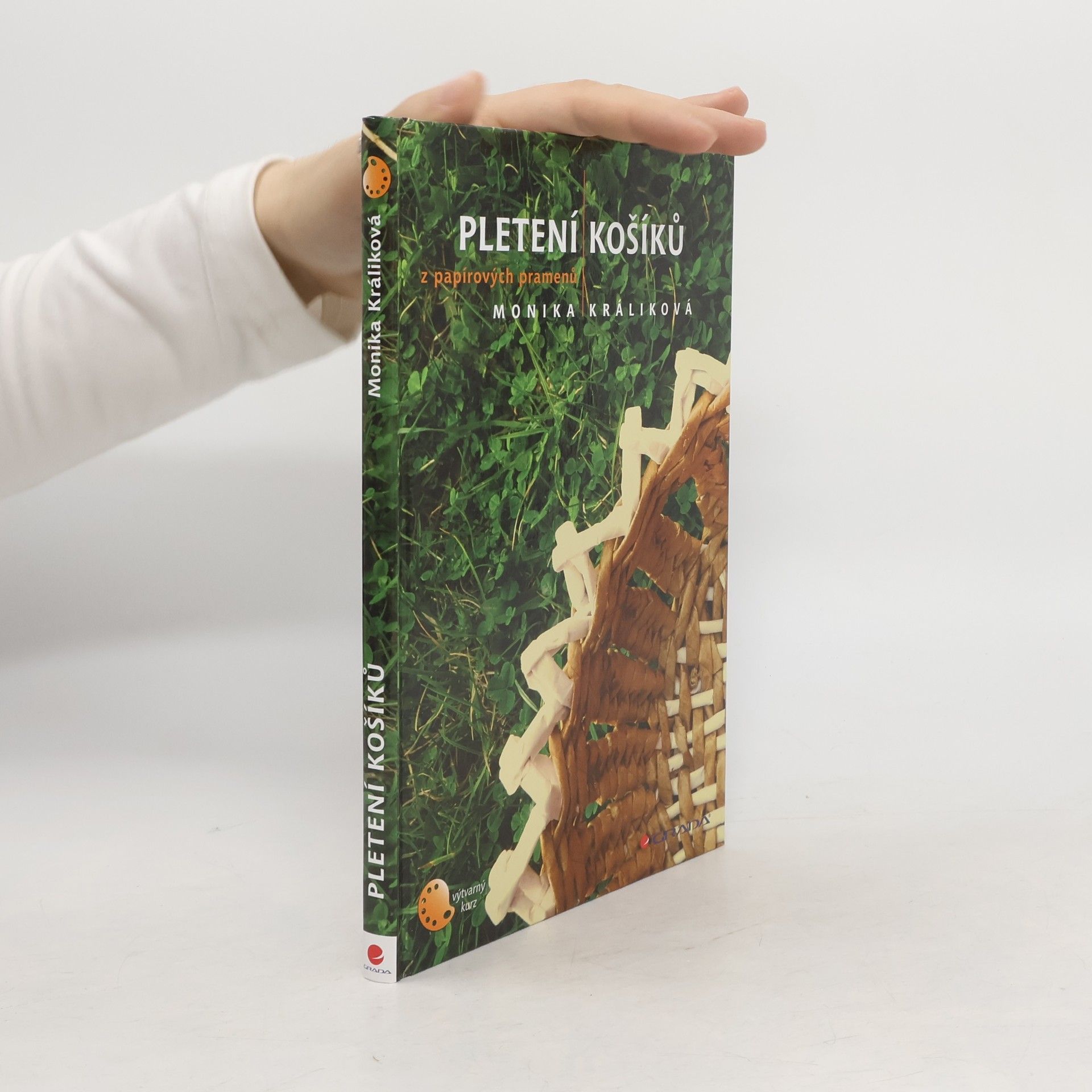 Monika Králiková Pletení košíků z papírových pramenů