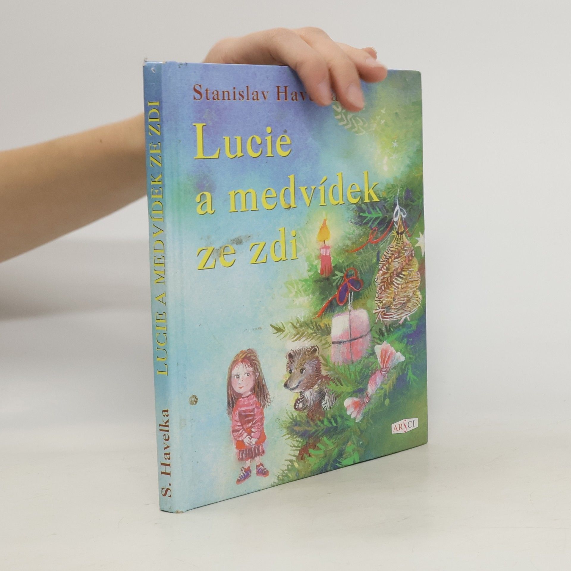 Lucie a medvídek ze zdi