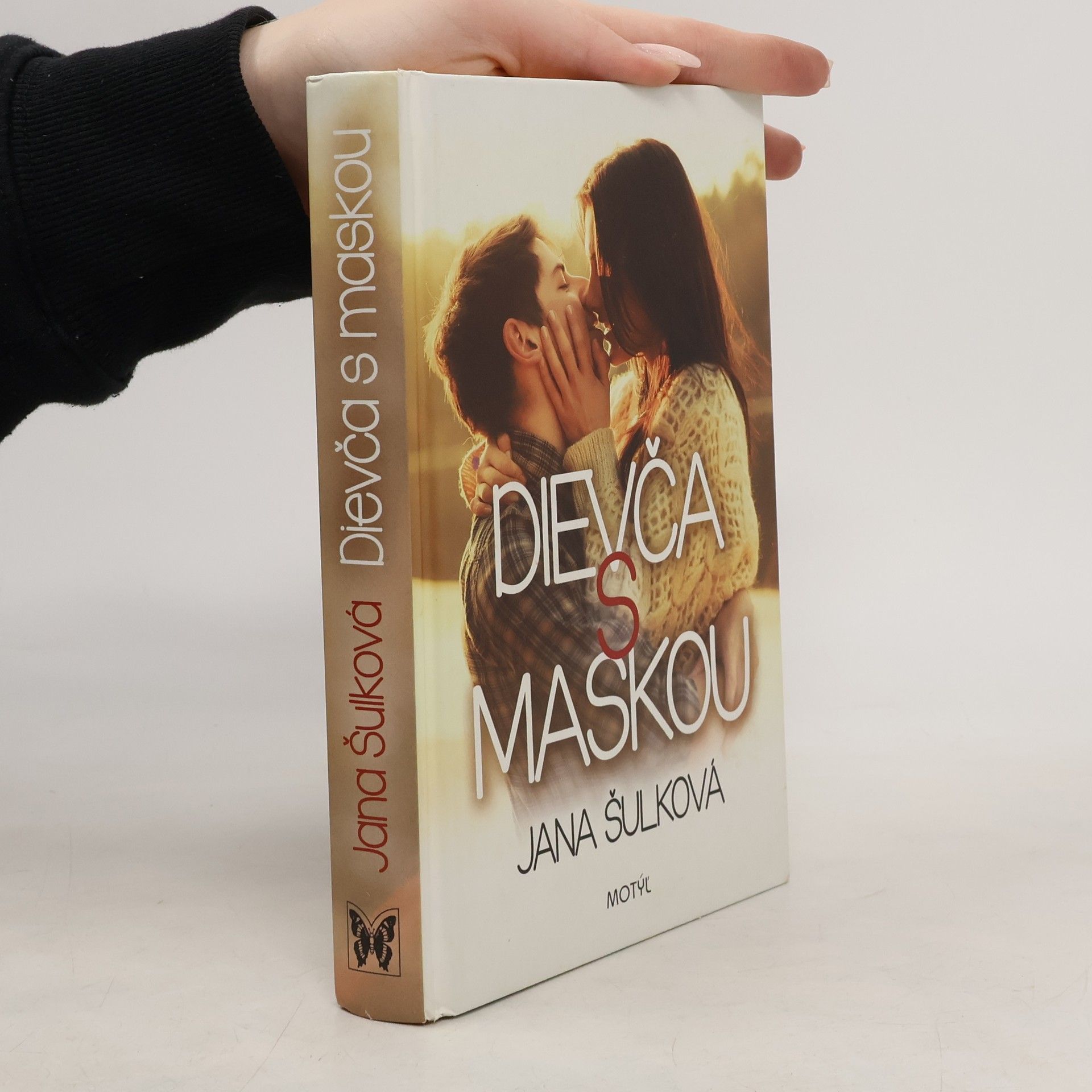 Dievča s maskou