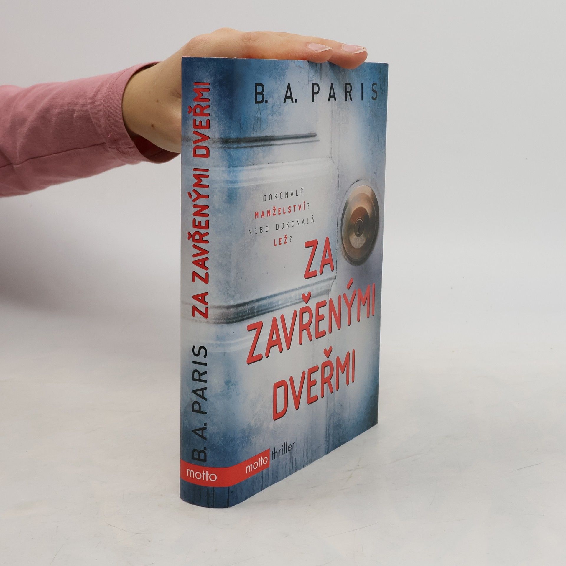 B.A. Paris Za zavřenými dveřmi