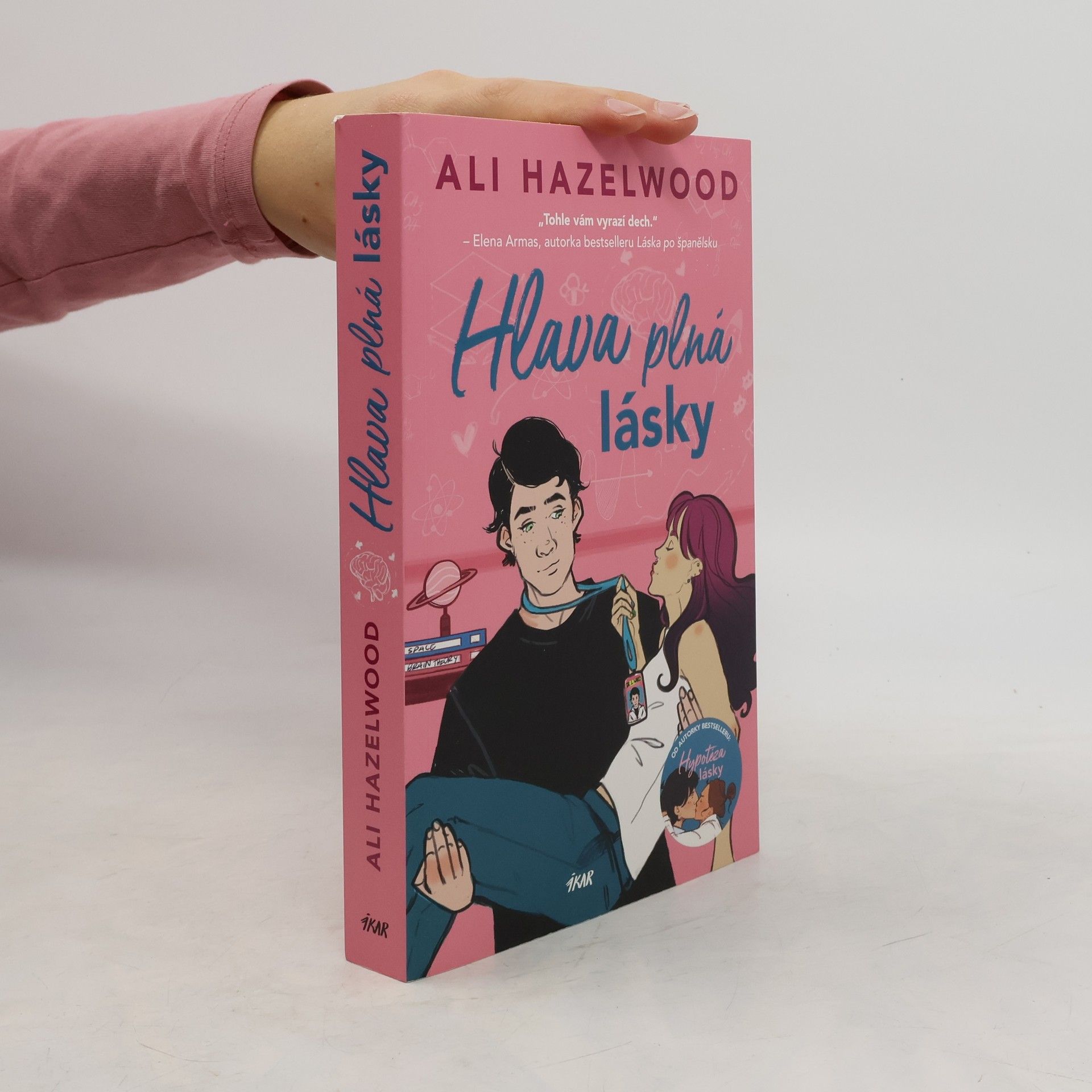 Ali Hazelwood Hlava plná lásky