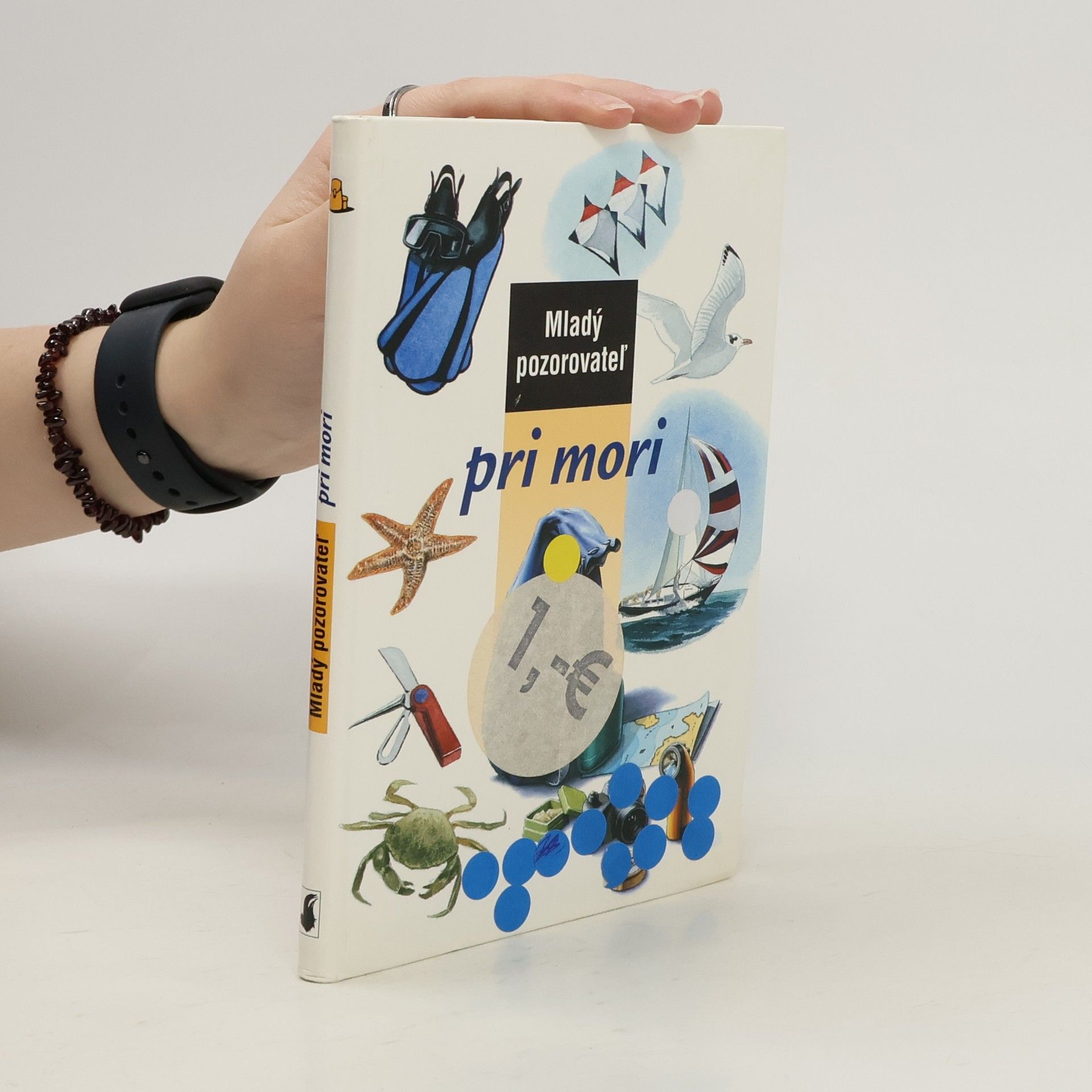 Mladý pozorovateľ pri mori