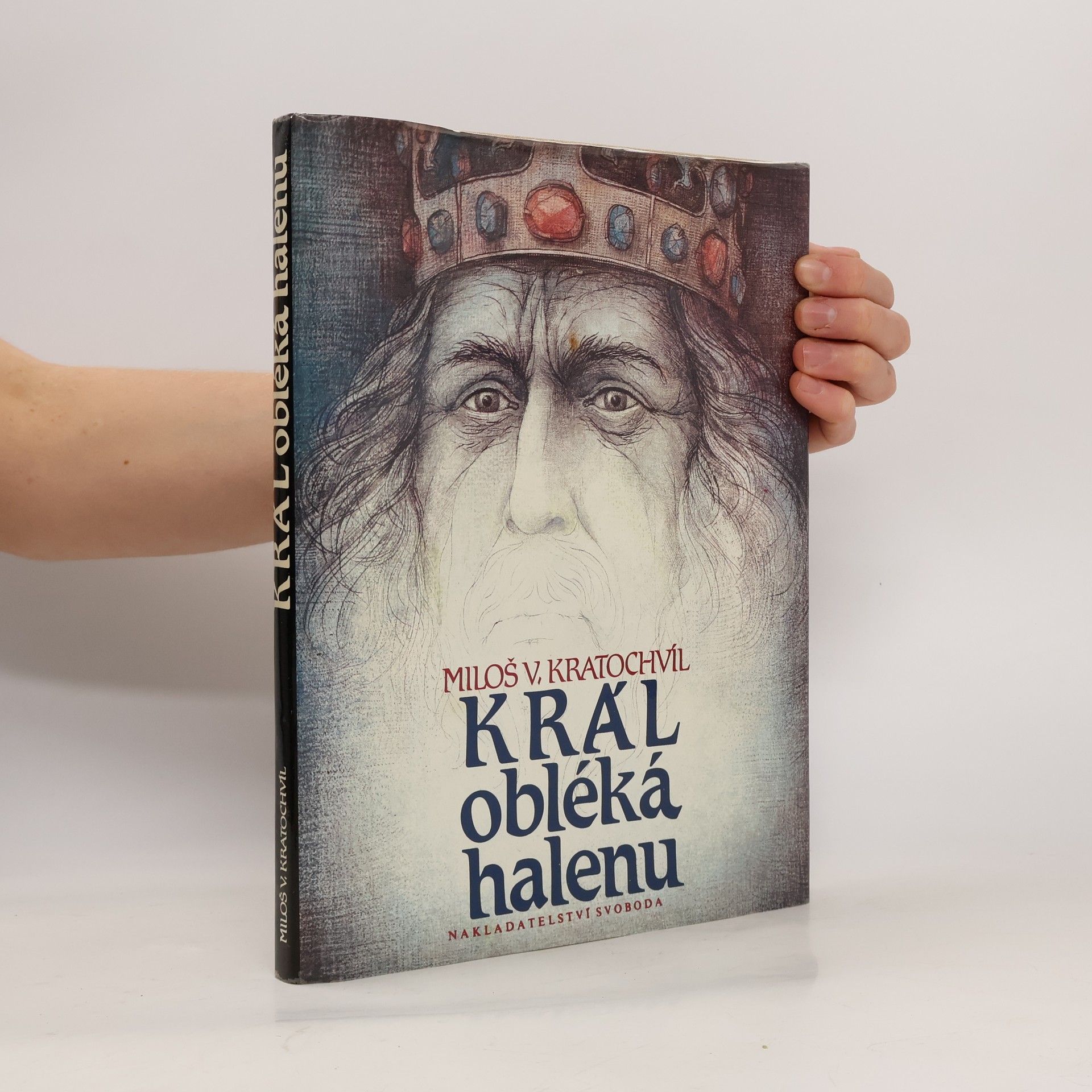 Král obléká halenu