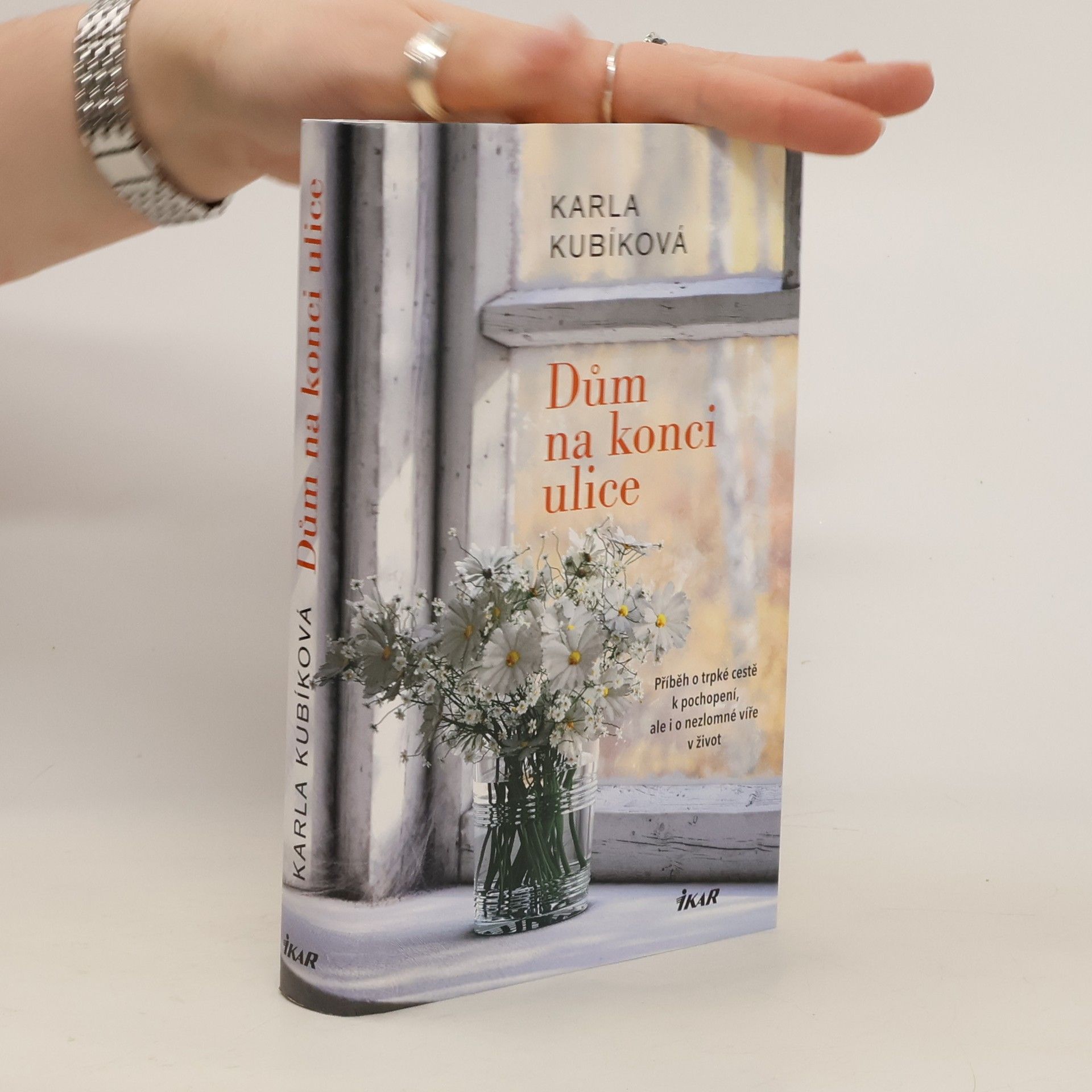 Karla Kubíková Dům na konci ulice. Příběh o trpké cestě k pochopení, ale i o nezlomné víře v život