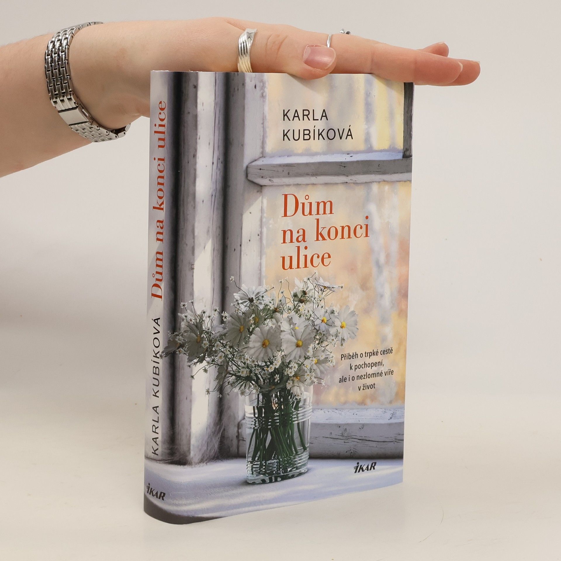 Karla Kubíková Dům na konci ulice. Příběh o trpké cestě k pochopení, ale i o nezlomné víře v život