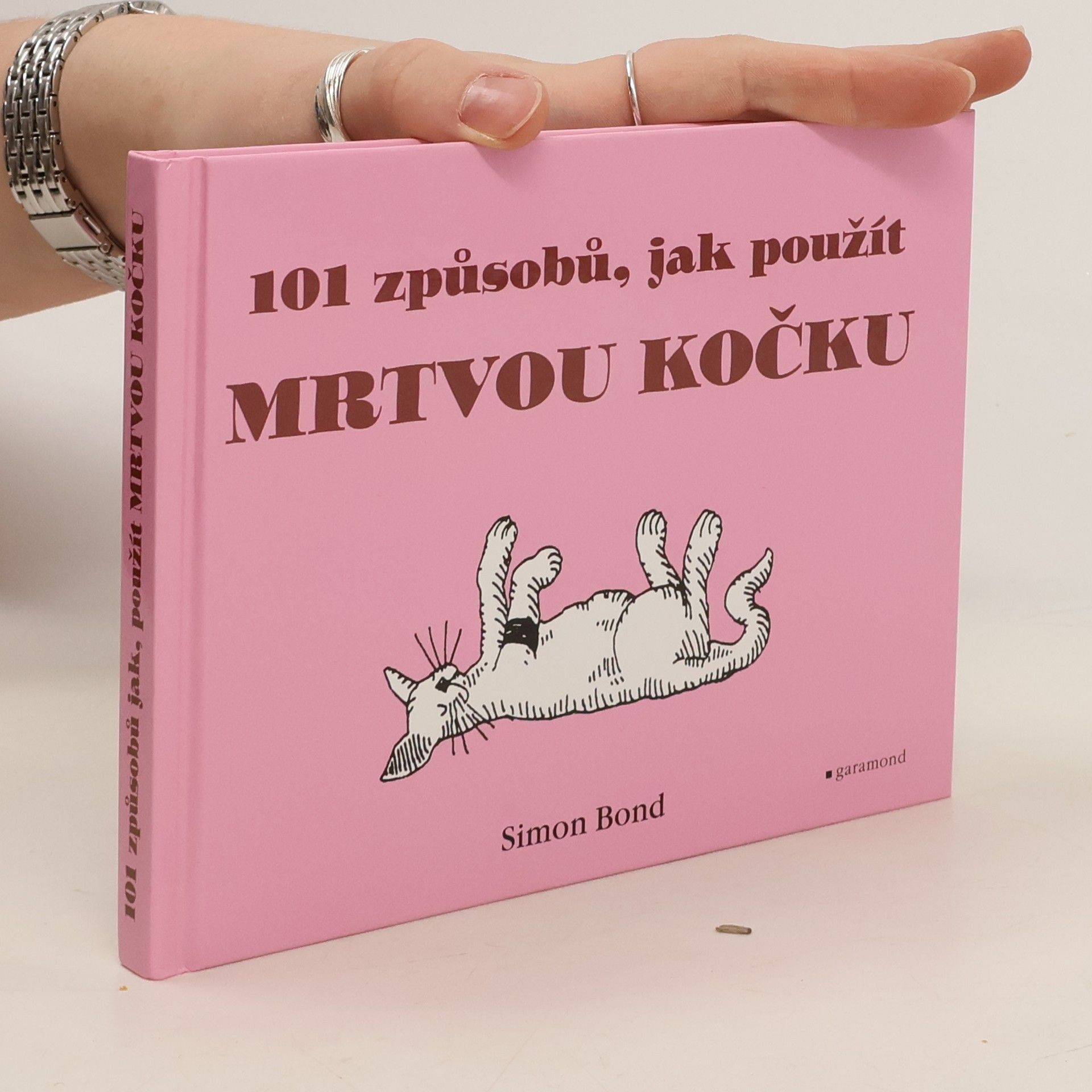Simon Bond 101 způsobů, jak použít mrtvou kočku