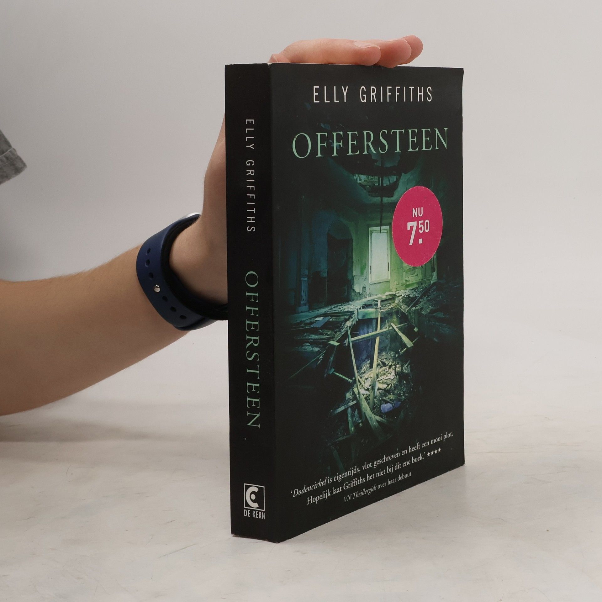 Elly Griffiths Offersteen