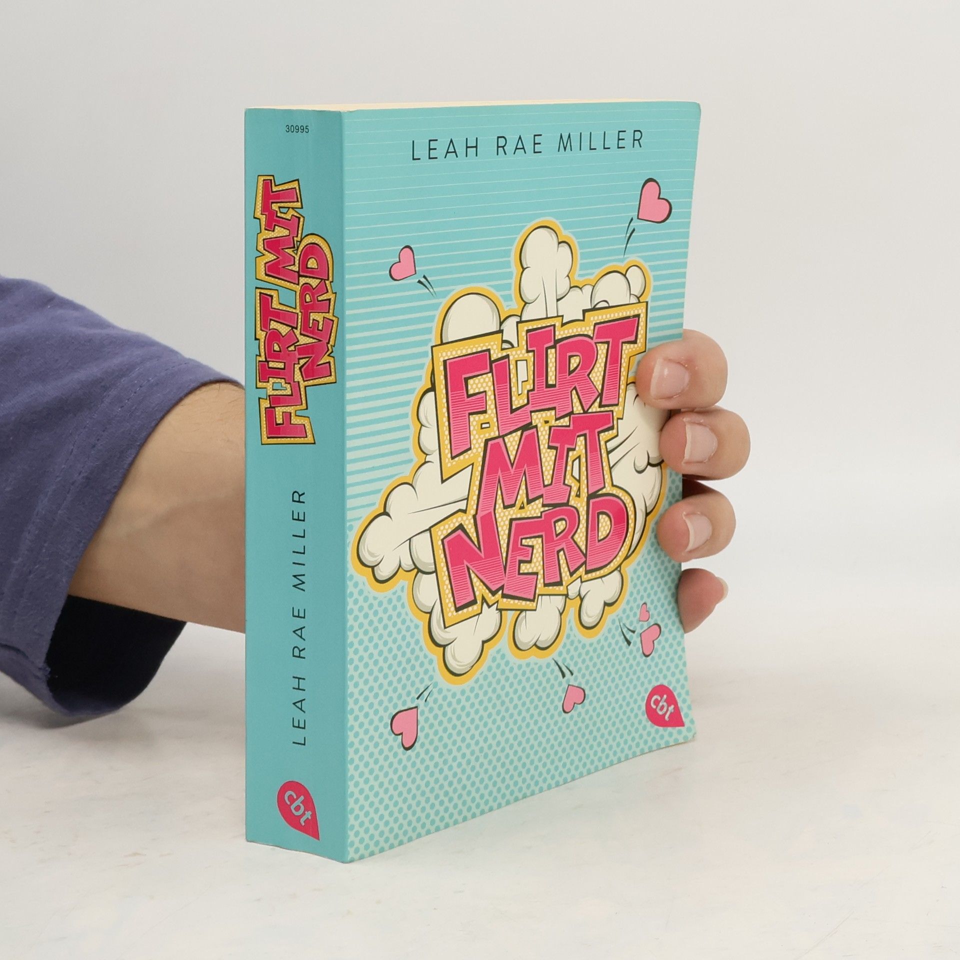 Leah Rae Miller Flirt mit Nerd