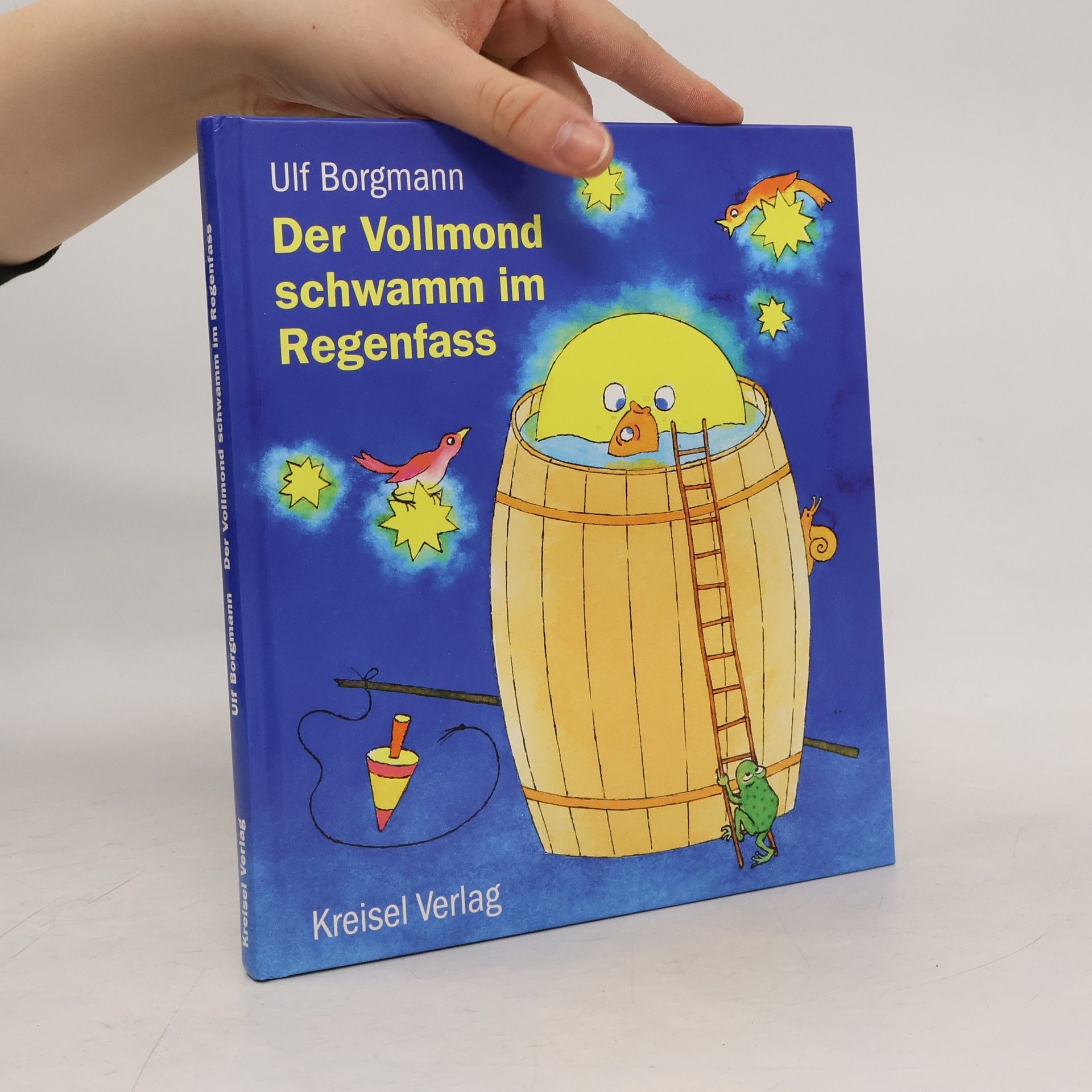 Der Vollmond schwamm im Regenfass