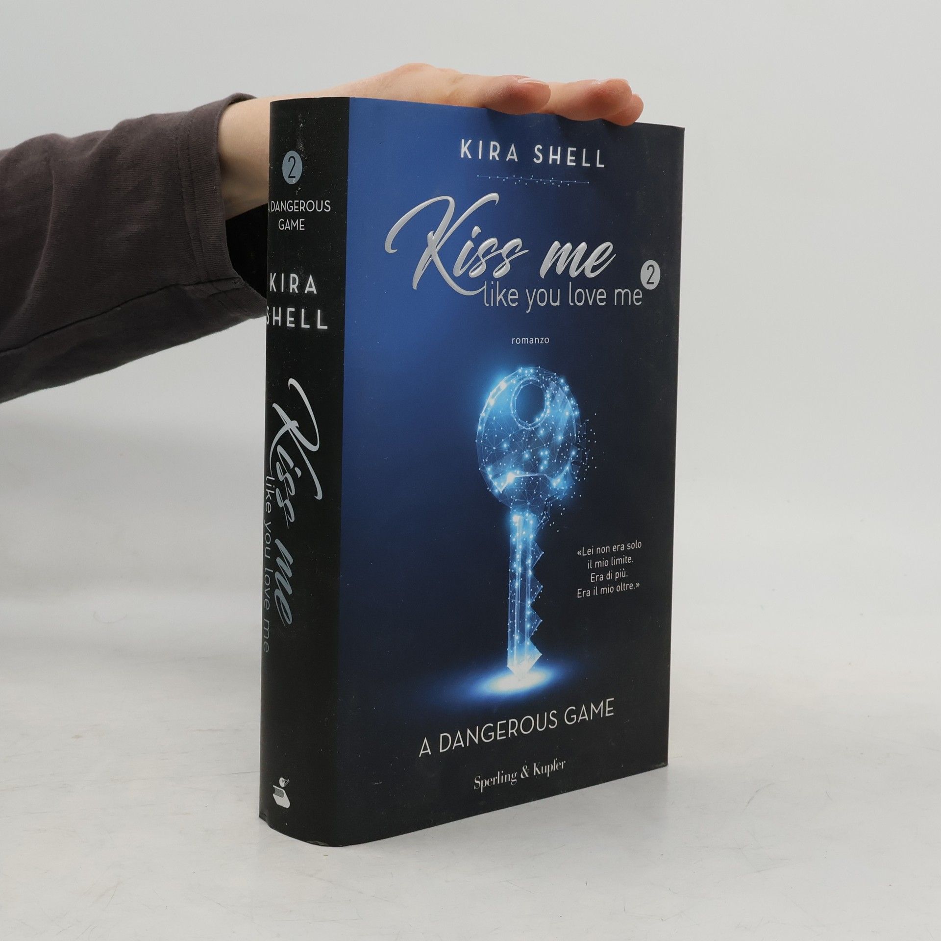 Kira Shell A dangerous game. Kiss me like you love me. Ediz. italiana