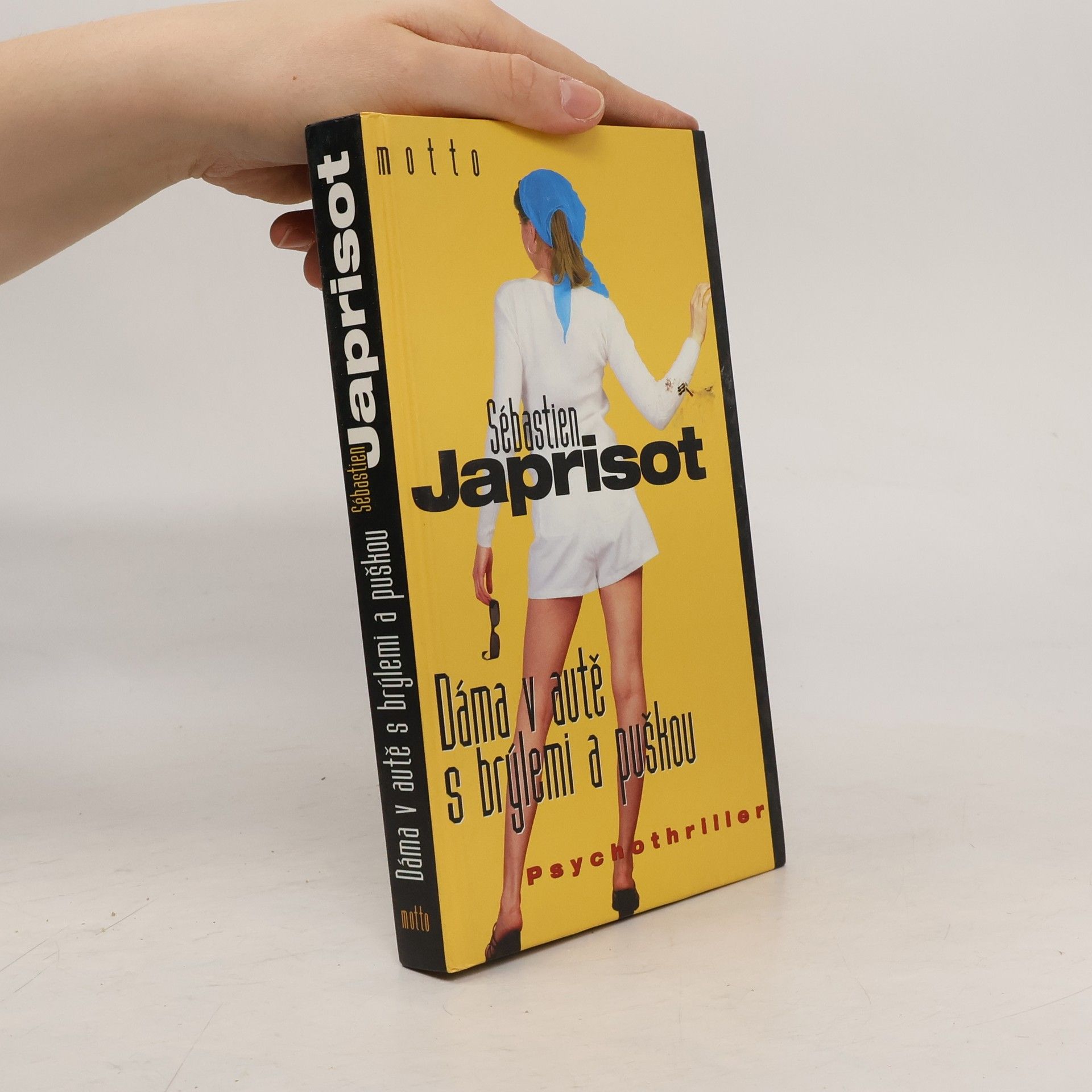 Dáma v autě s brýlemi a puškou