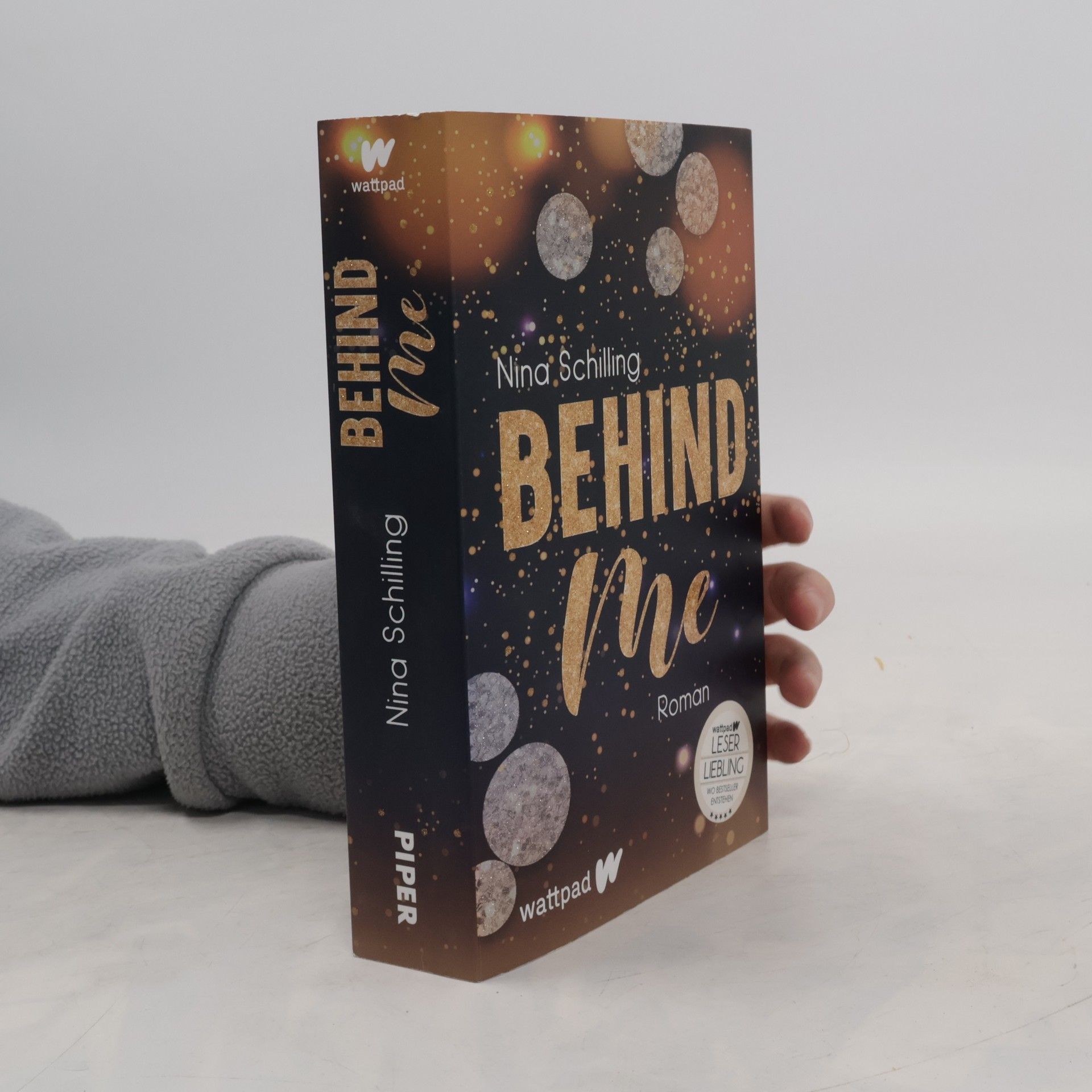 Nina Schilling Behind Me