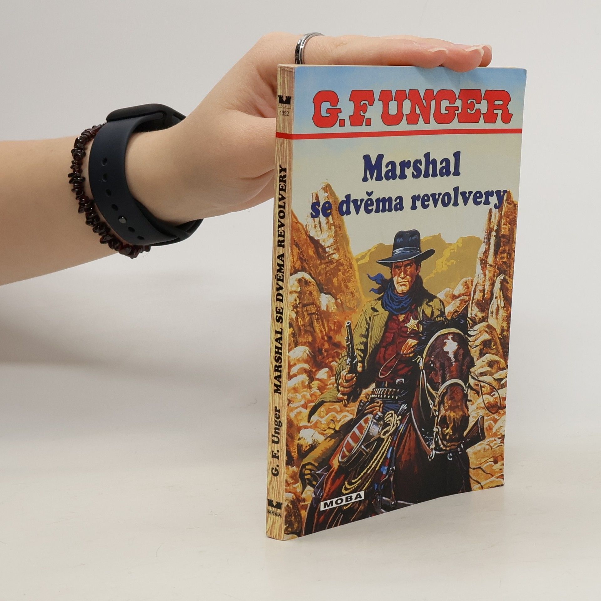 Gert F. Unger Marshal se dvěma revolvery