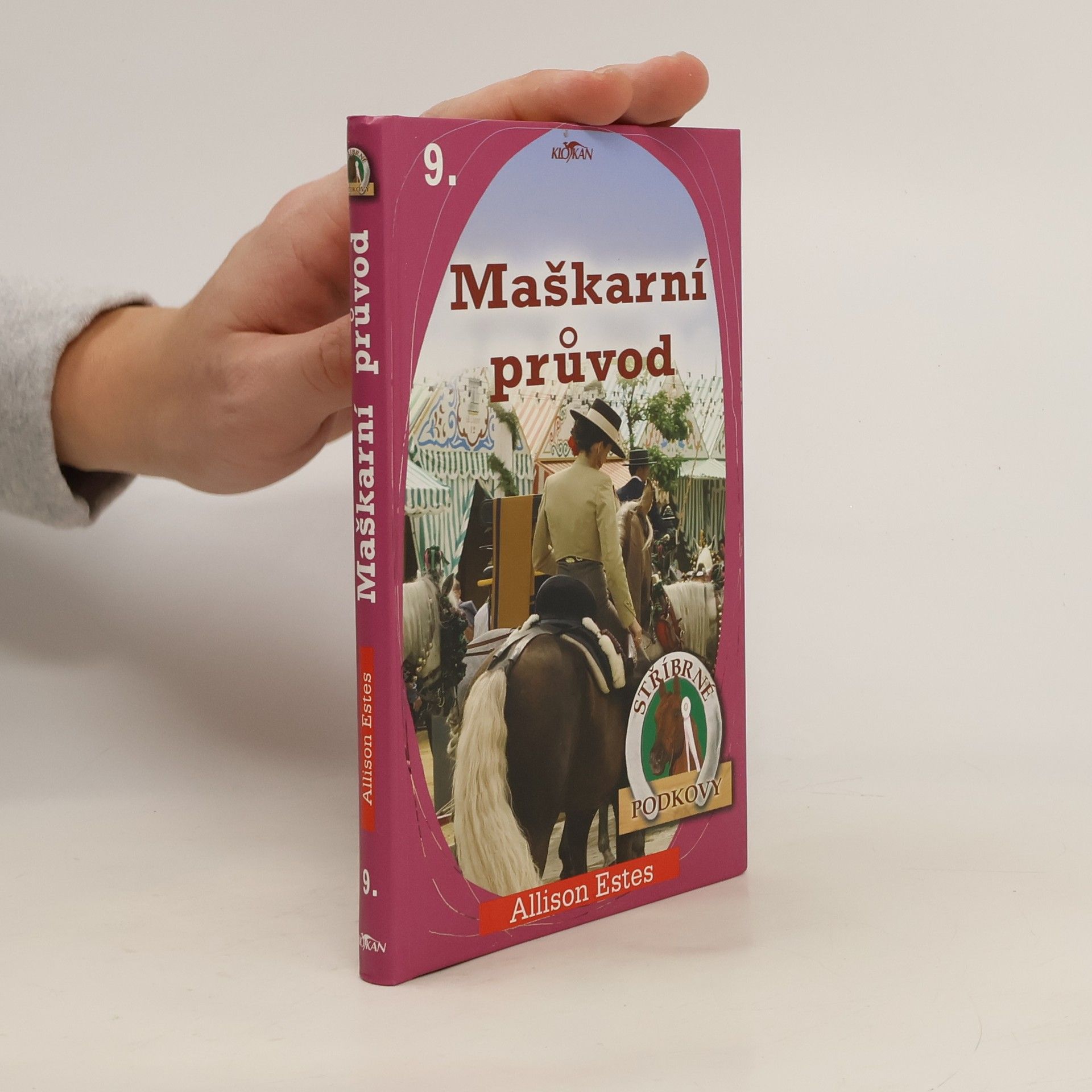 Allison Estes Stříbrné podkovy. 9, Maškarní průvod
